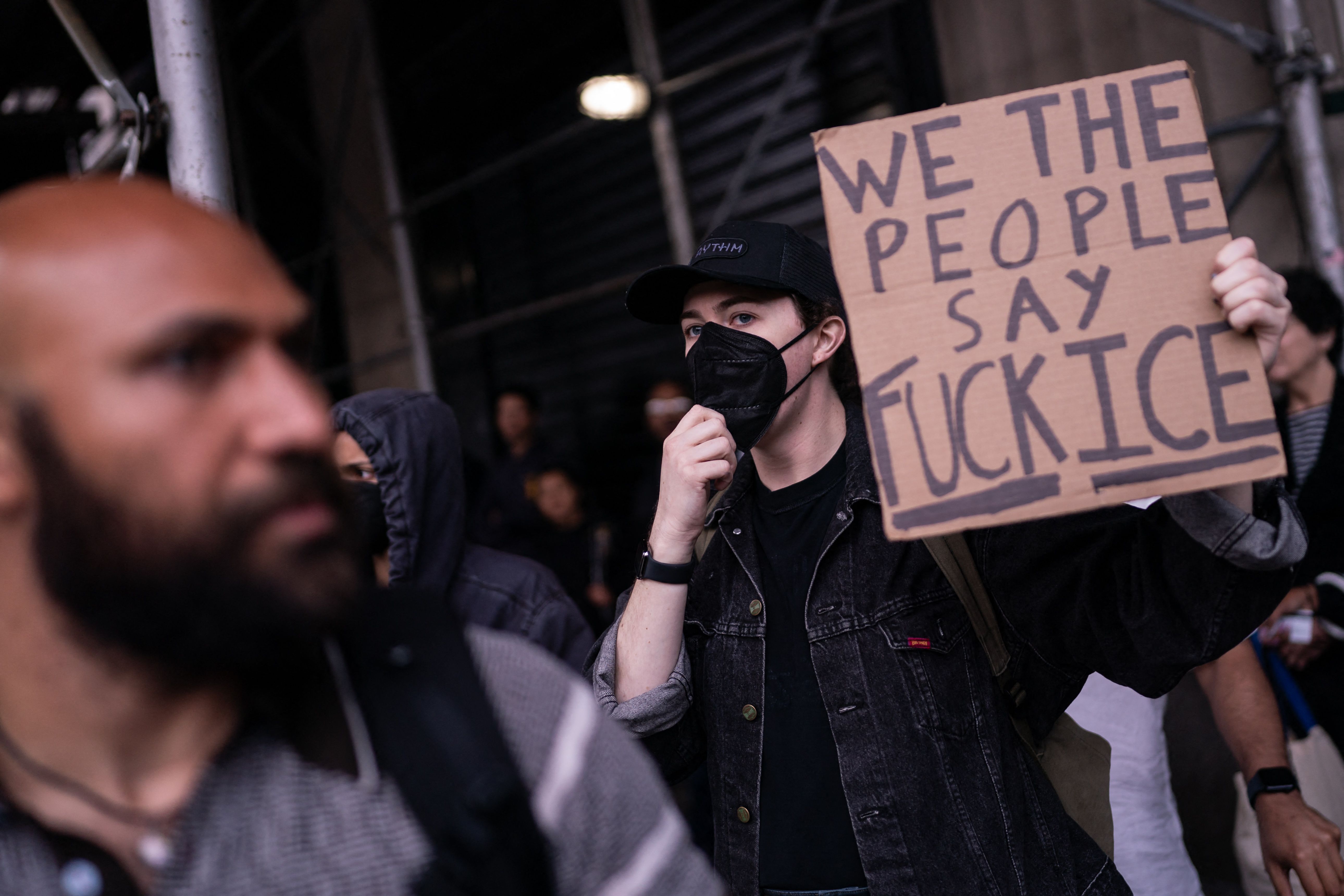 Entre pancartas y cantos, la ciudad dejó claro que no tolerará el abuso ni la represión. (Foto Prensa Libre: AFP)