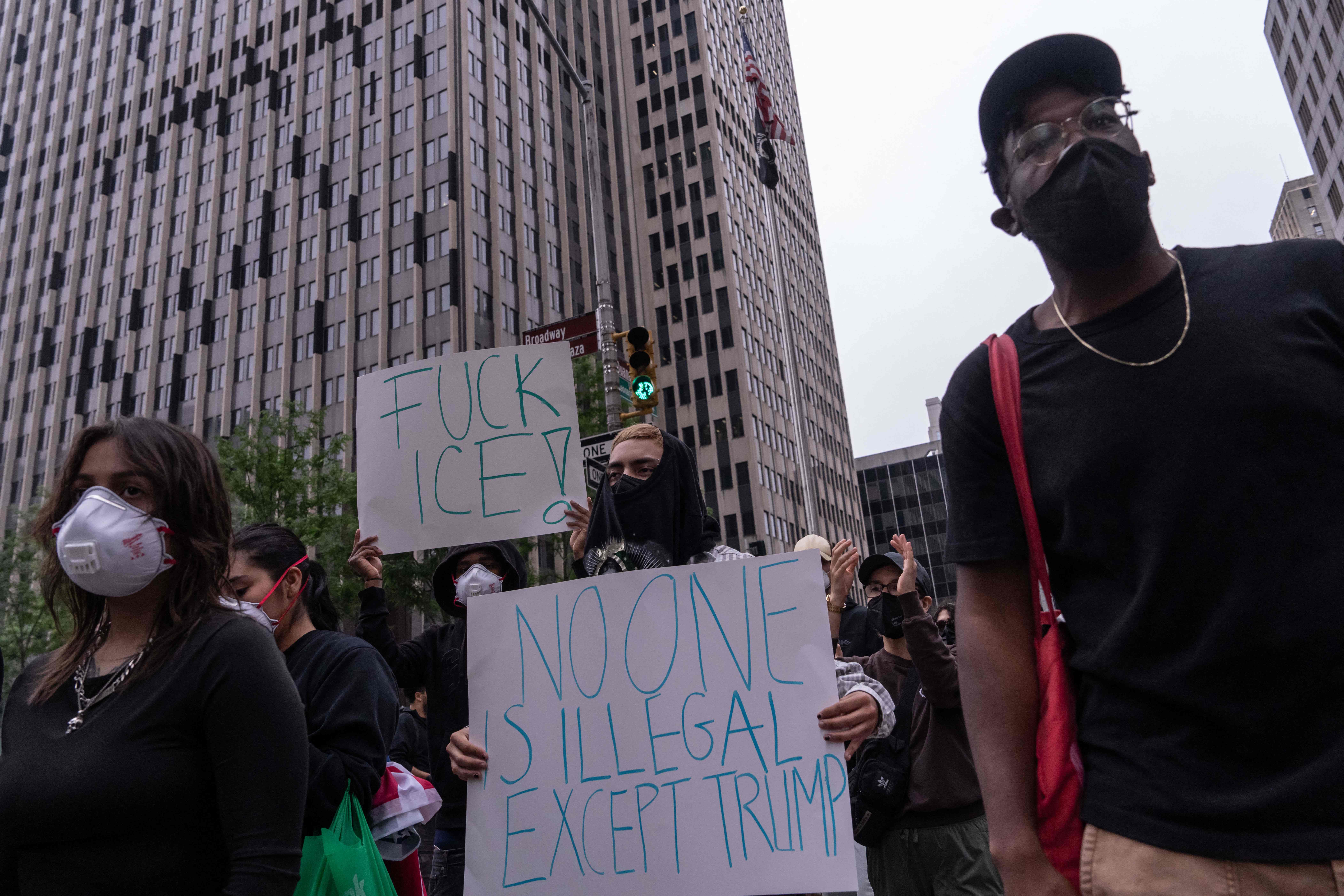 Las manifestaciones comenzaron tras varias redadas del ICE, que resultaron en más de 100 detenciones, la mayoría en zonas con alta población latina. (Foto Prensa Libre: AFP)