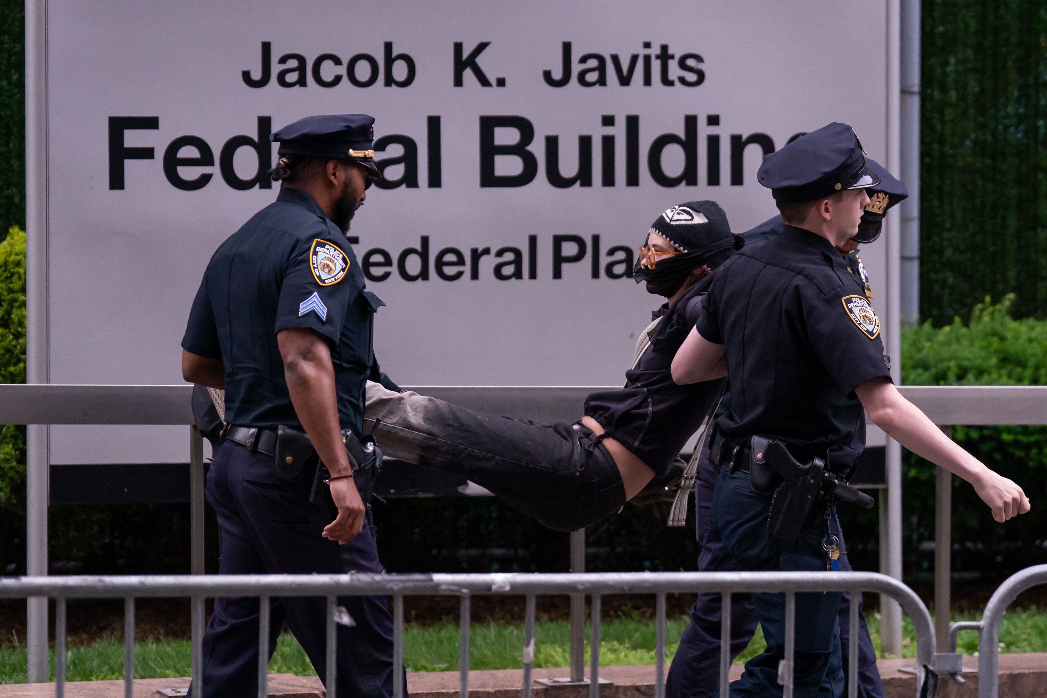 Las protestas en Los Ángeles cumplen 4 días consecutivos de movilización. La tensión aumentó con la llegada de fuerzas federales a la ciudad. (Foto Prensa Libre: AFP)
