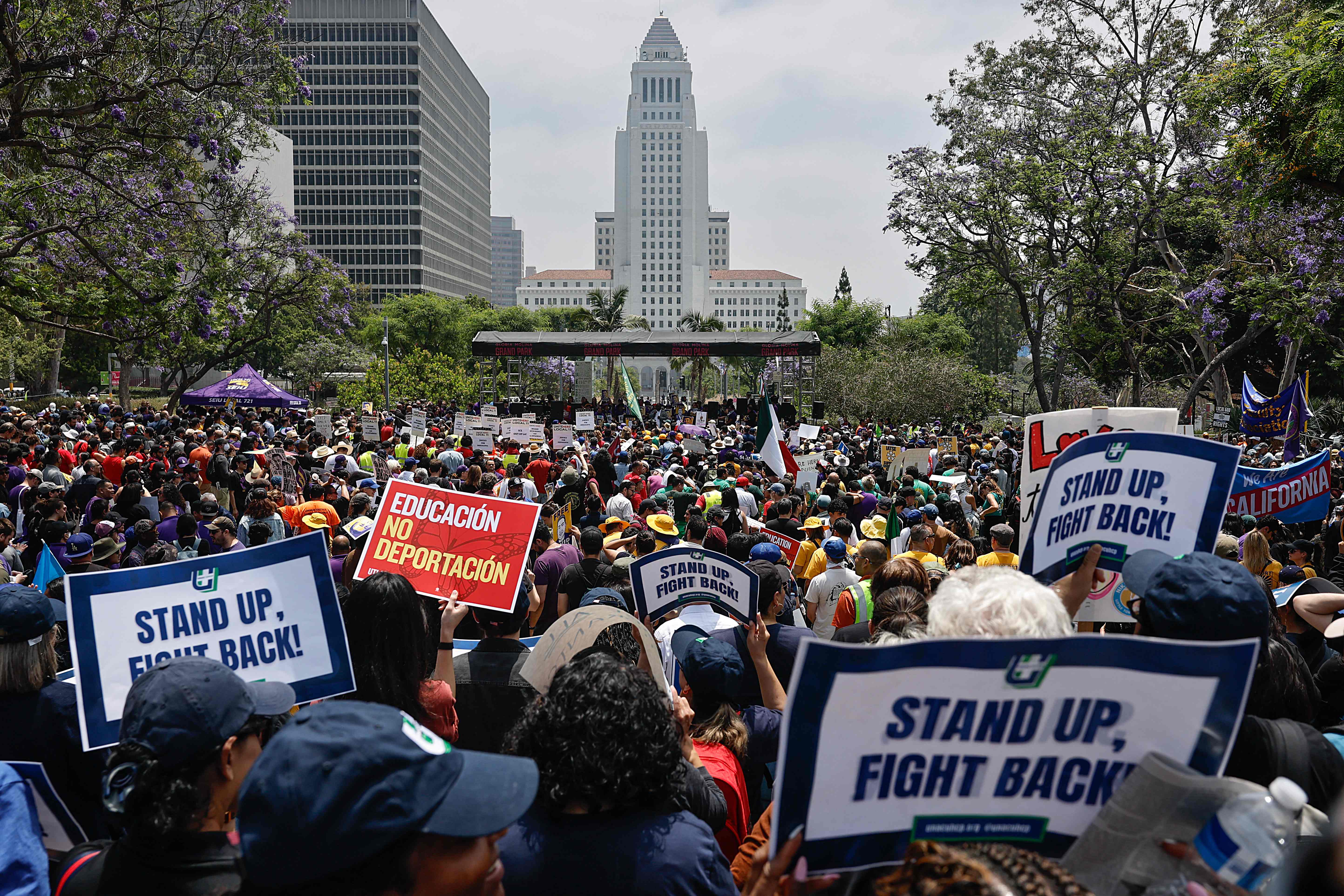 Miles de personas se reúnen en el centro de Los Ángeles para exigir el fin de las redadas y la salida de las tropas desplegadas. (Foto Prensa Libre: AFP)