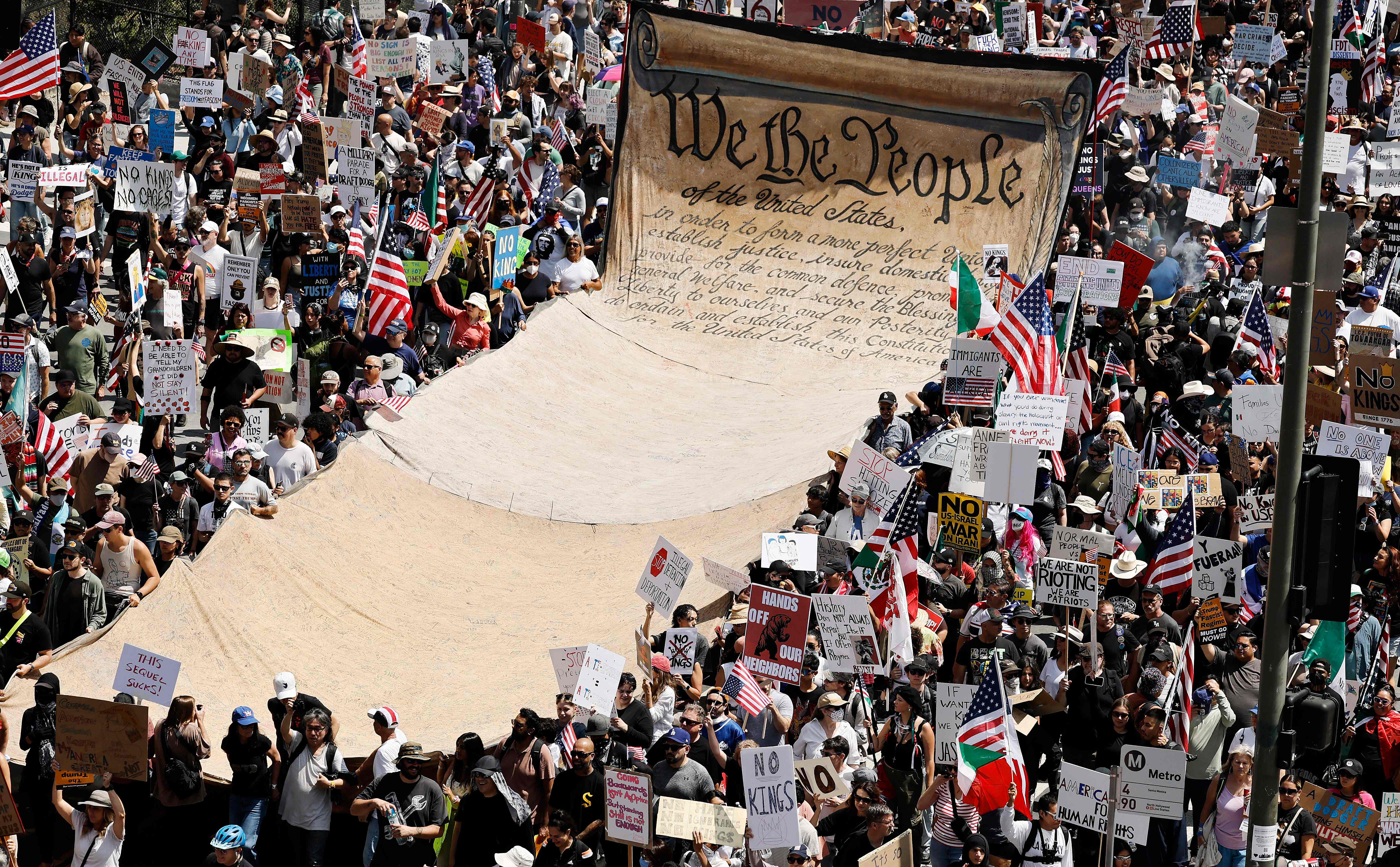 Manifestantes portan una pancarta que representa el preámbulo de la Constitución de los Estados Unidos en el centro de Los Ángeles, durante una manifestación anti-Trump "No Kings Day" en una ciudad que ha sido el foco de protestas contra las redadas migratorias de Trump. (Foto Prensa Libre: AFP)