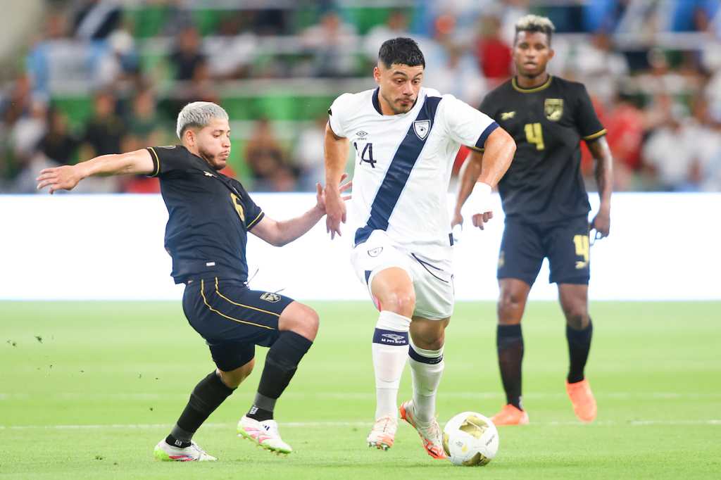 Darwin Lom de Guatemala compite por el balón con Cristian Jesús Martínez de Panamá.