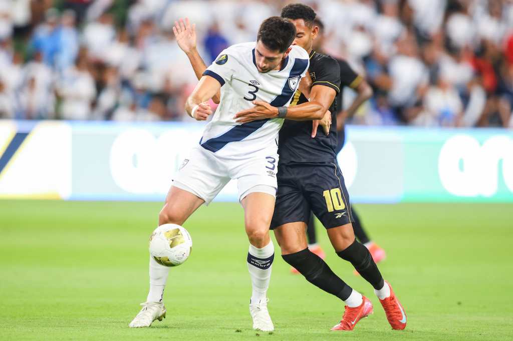 Nicolás Samayoa de Guatemala disputa el balón con Ismael Díaz de Panamá.