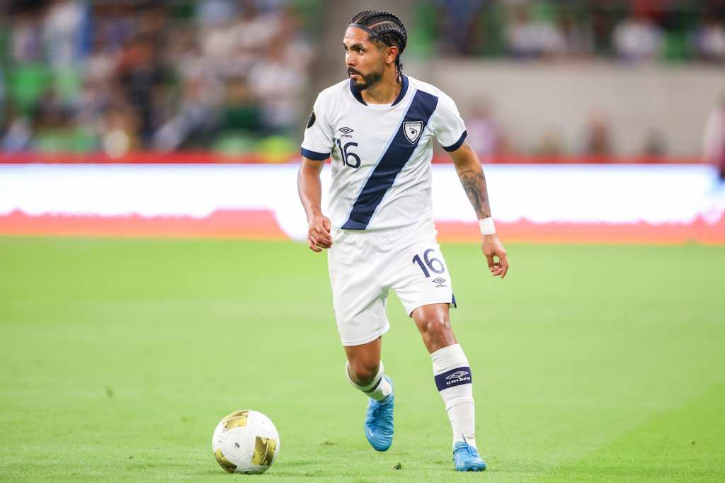 José Morales de Guatemala maneja el balón durante el partido entre Guatemala y Panamá de la Copa Oro