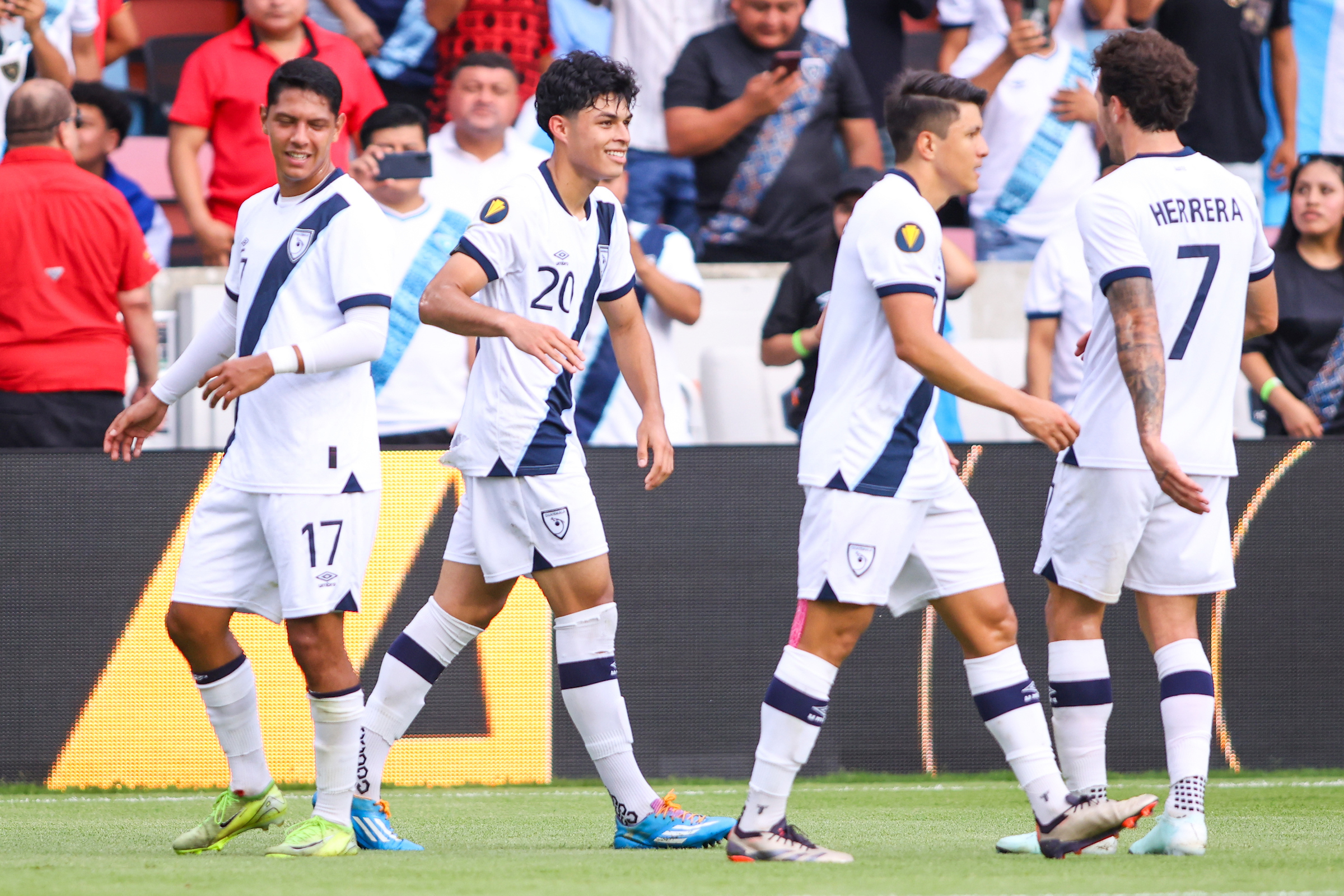 Olger Escobar #20 de Guatemala celebra su gol durante el partido entre Guadalupe y Guatemala
