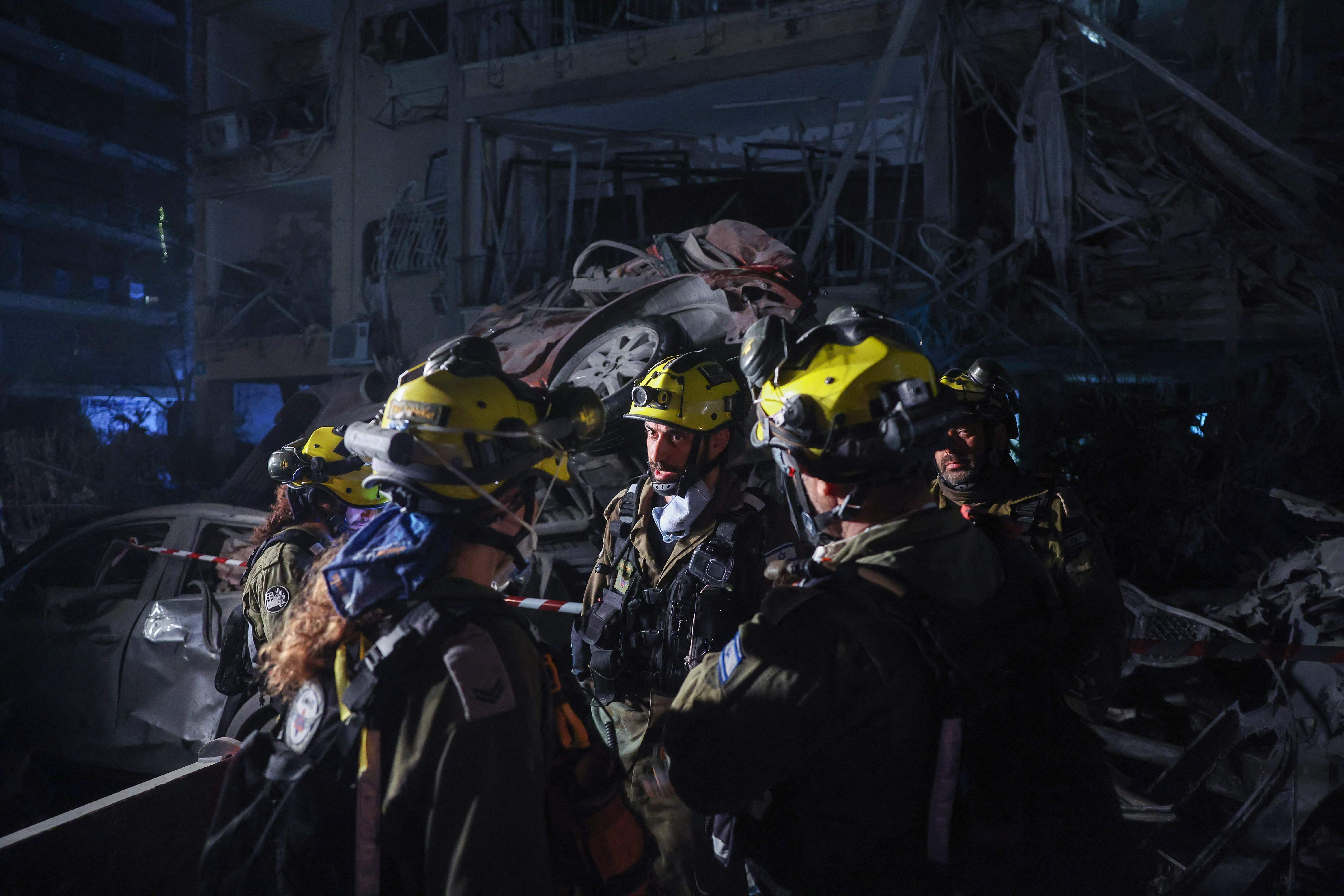 Los misiles lanzados por el ejército iraní habrían impactado diferentes zonas urbanas de Israel, los cuerpos de rescate acuden a las zonas de impacto para brindar asistencia. (Foto Prensa Libre: AFP)