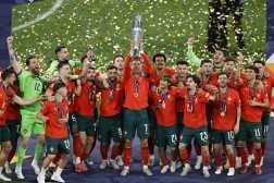 Portugal's forward #07 Cristiano Ronaldo (C) raises the trophy after winning the UEFA Nations League final football match between Portugal and Spain in Munich, southern Germany on June 8, 2025. (Photo by Alexandra BEIER / AFP)