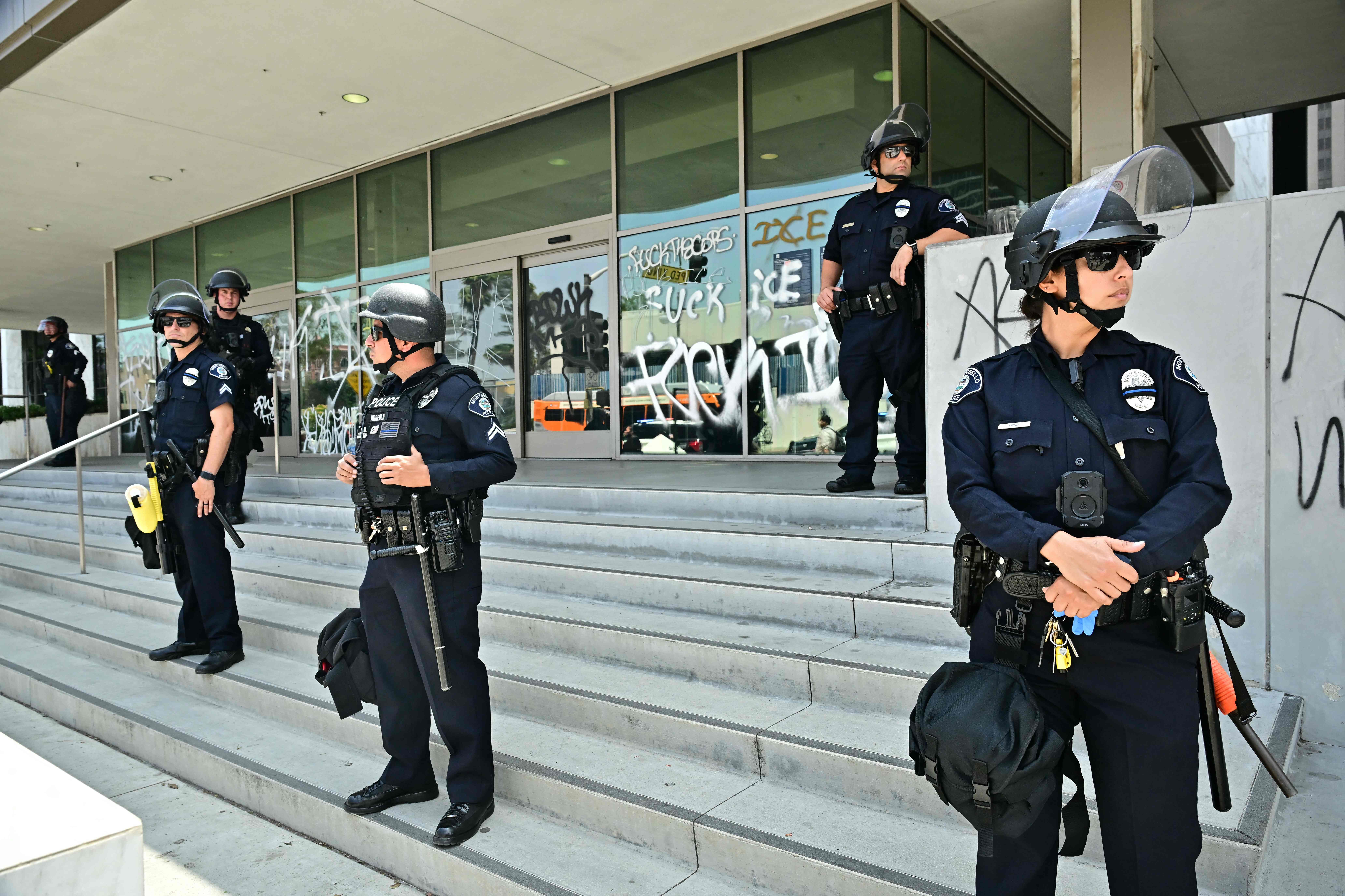 La alcaldesa Karen Bass pidió calma a la ciudadanía, pero condenó las tácticas agresivas del ICE y del gobierno federal. (Foto Prensa Libre: AFP)