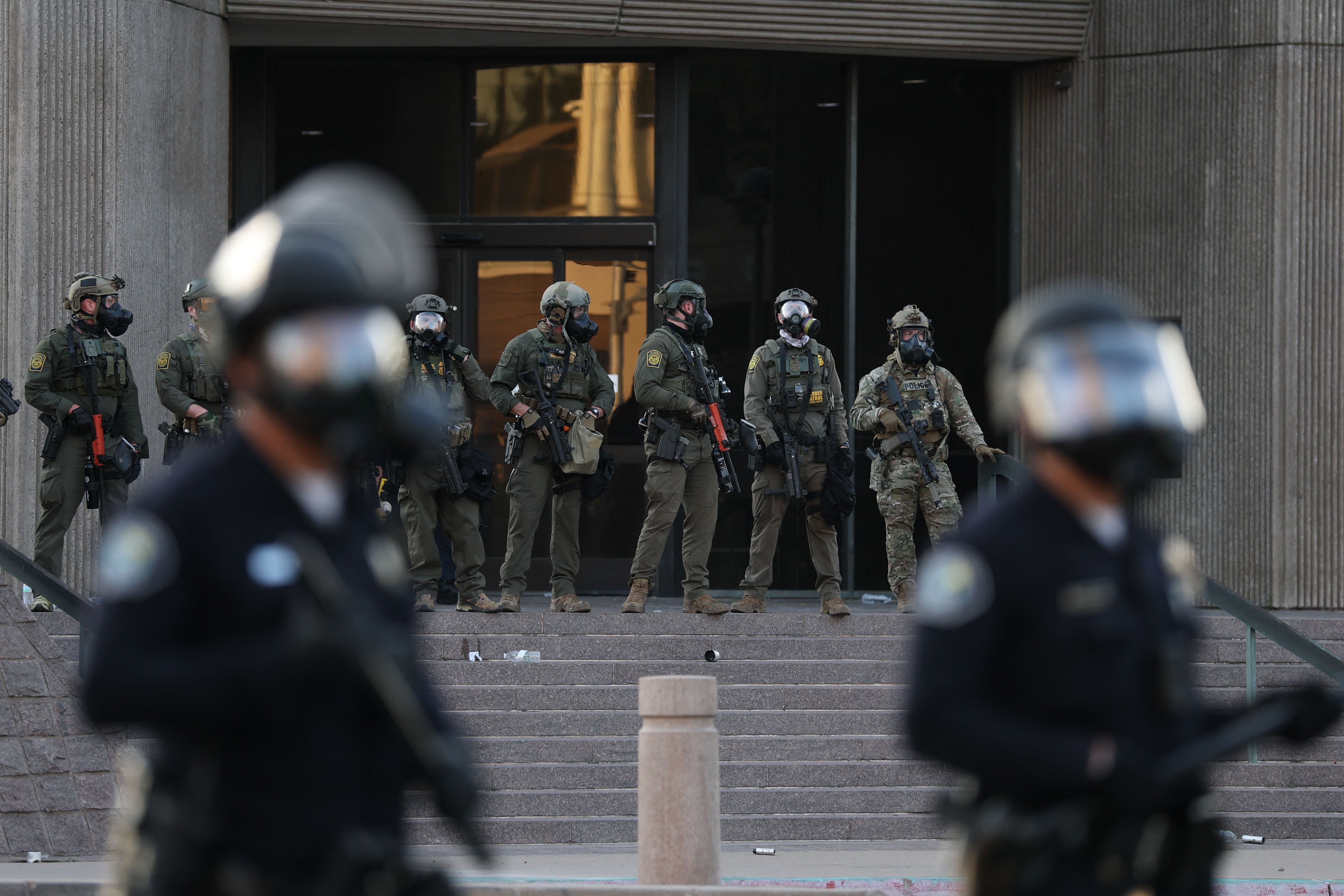 Agentes de la USCIS (Servicio de Ciudadanía e Inmigración) contarían con armas con el objetivo de hacer cumplir las normas de inmigración. (Foto Prensa Libre: AFP)