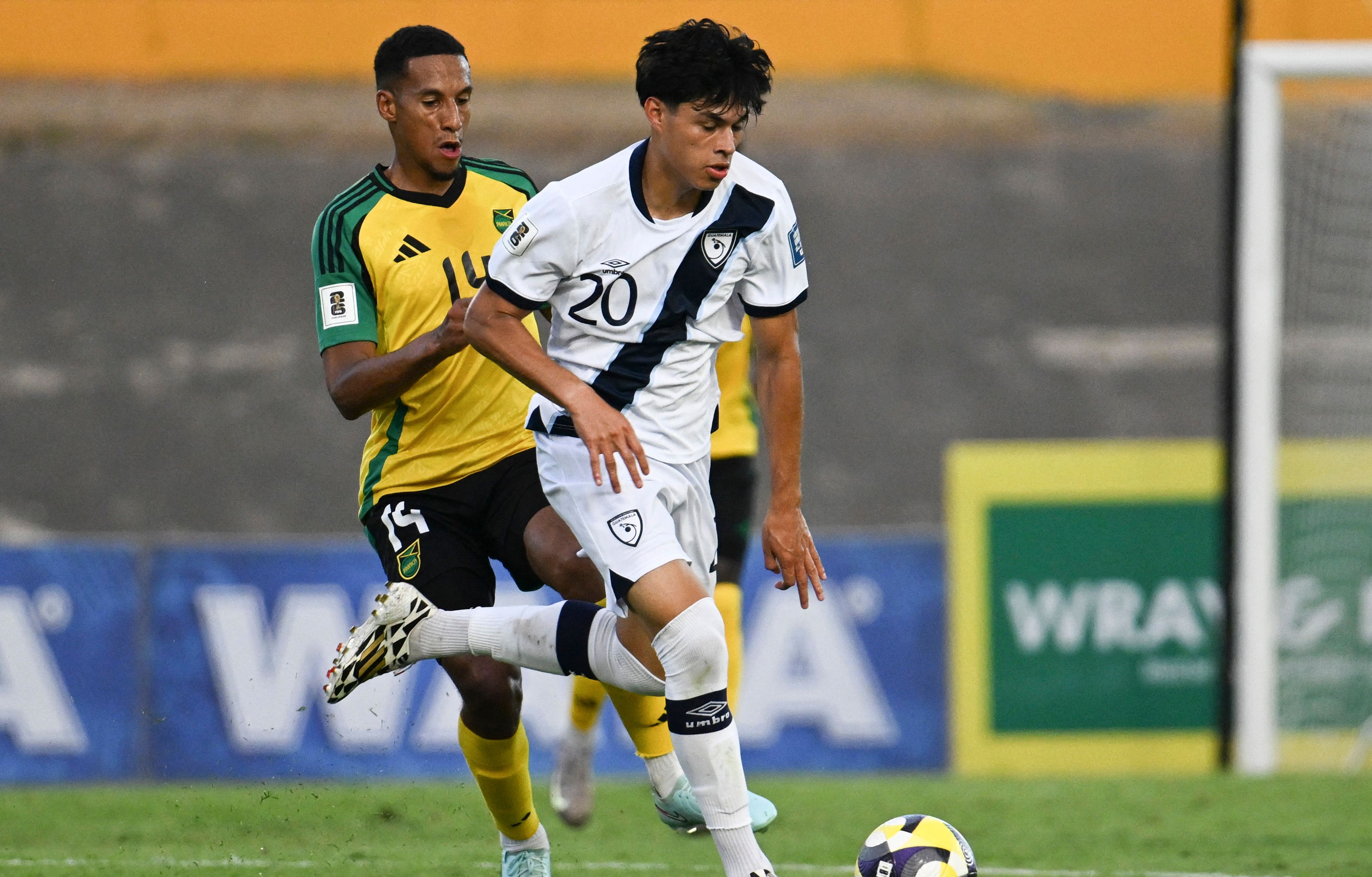 Olger Escobar pelea por un balón en el duelo contra Jamaica