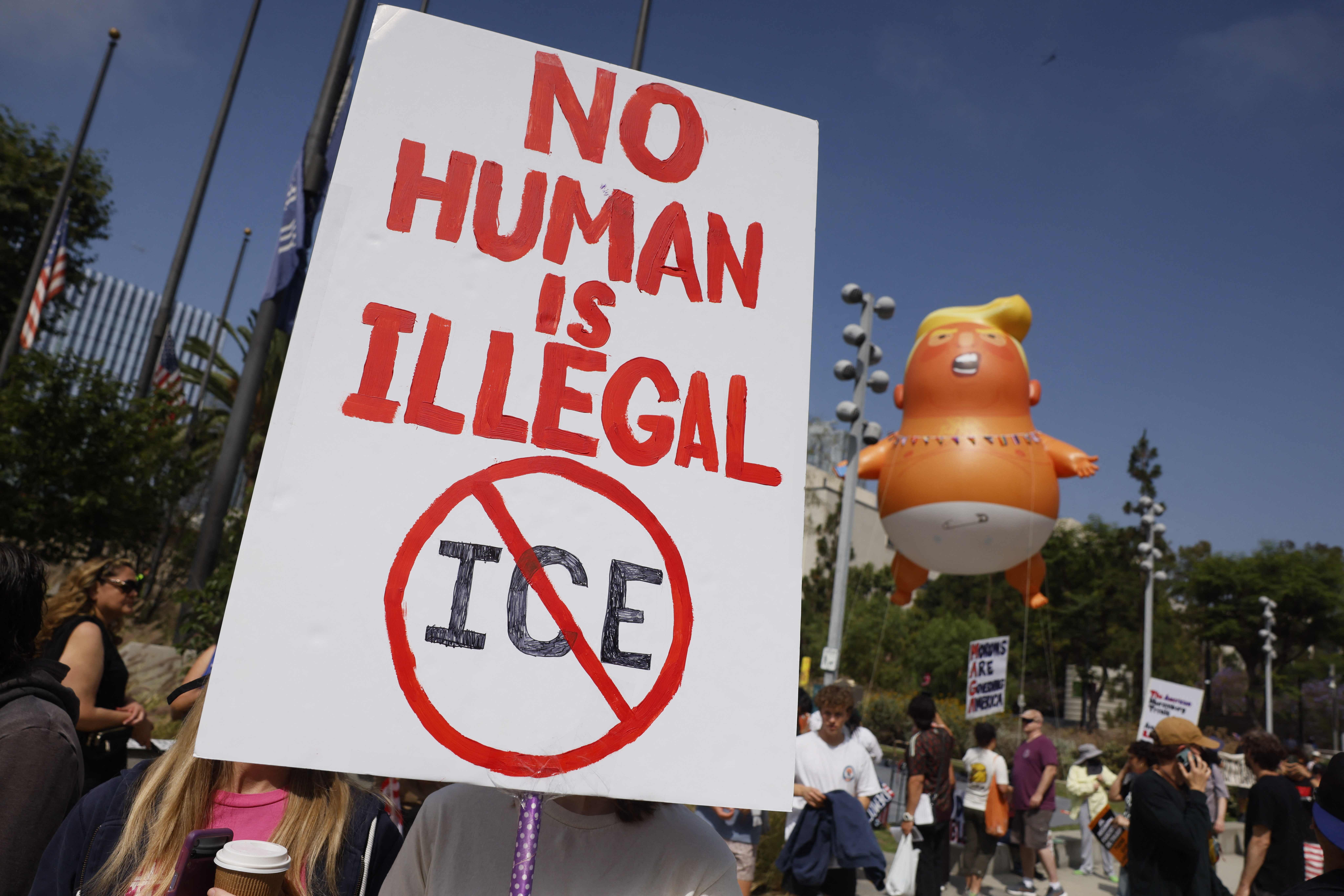 Las protestas se dan tras varios días tensos, entre ellos la molestia por las deportaciones masivas y las redadas por parte del Servicio de Control de Inmigración y Aduanas (ICE), así como el despliegue de la Guardia Nacional y Marines en los Ángeles. (Foto Prensa Libre: AFP)