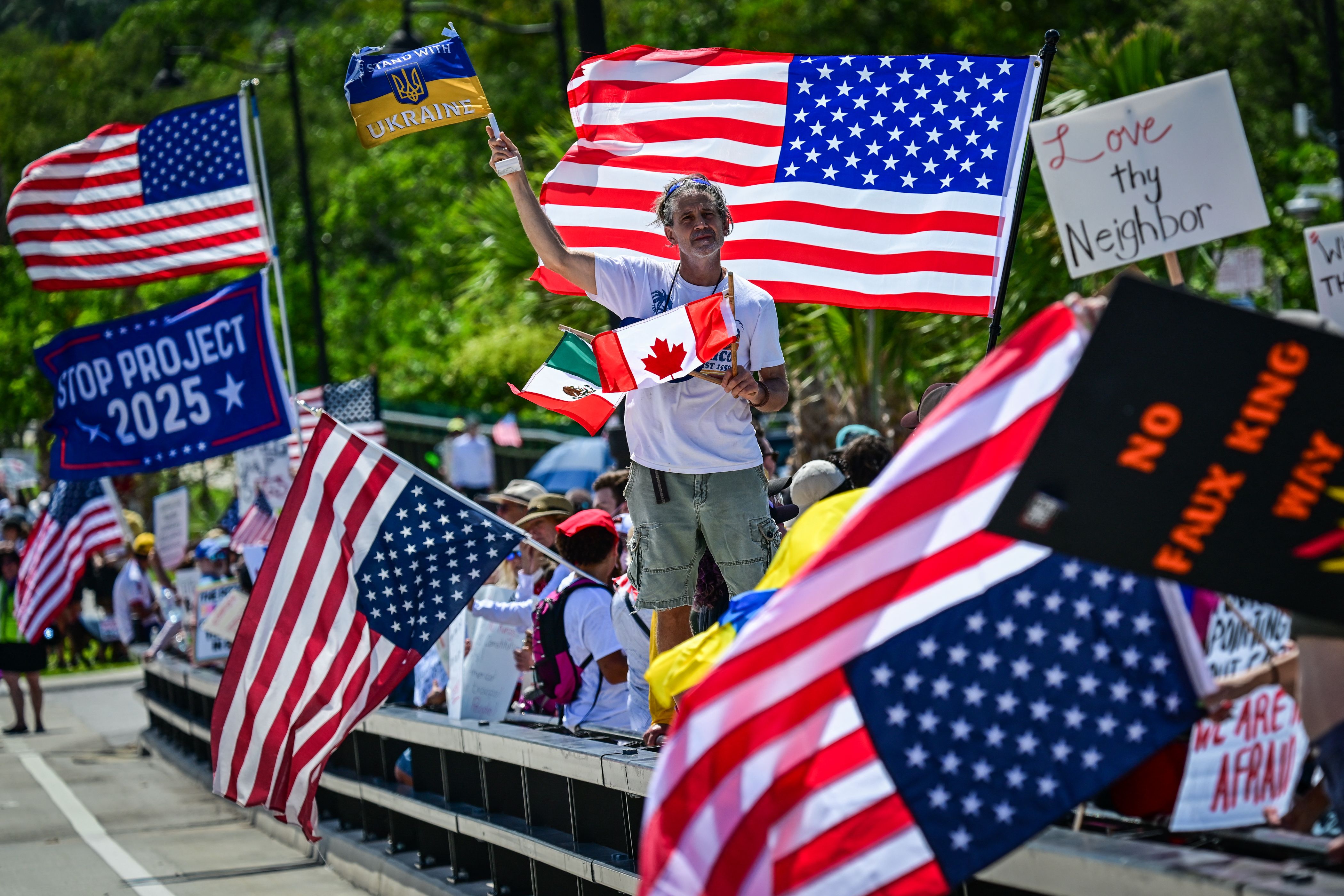 Con banderas y pancartas, los manifestantes han coreado “Muéstrame cómo es la democracia, así es como se ve la democracia”. (Foto Prensa Libre: AFP)