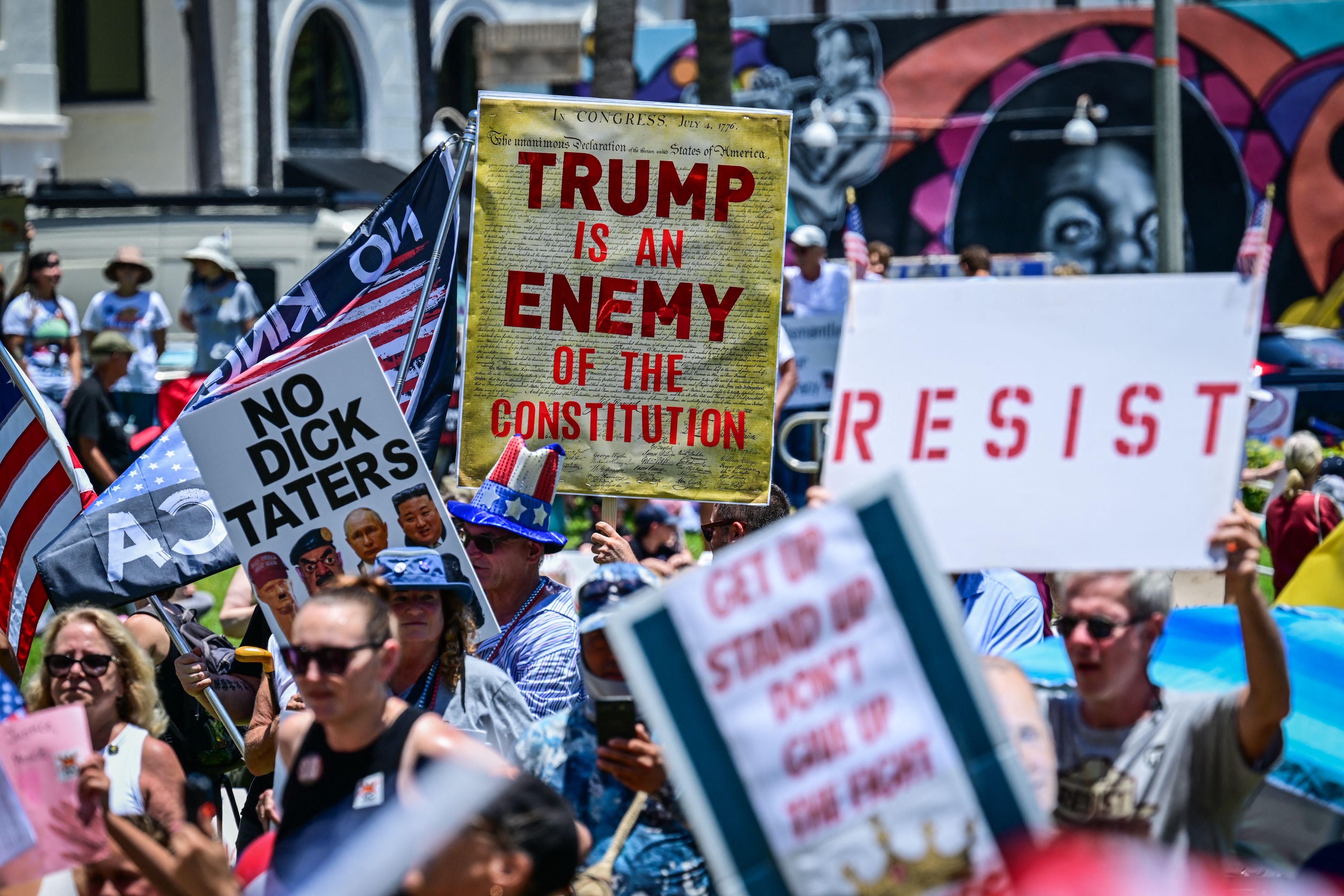 Las manifestaciones, convocadas bajo el lema 'No Kings' coinciden con el desfile militar en Washington por los 250 años del Ejército y con el cumpleaños número 79 del mandatario. (Foto Prensa Libre: AFP)