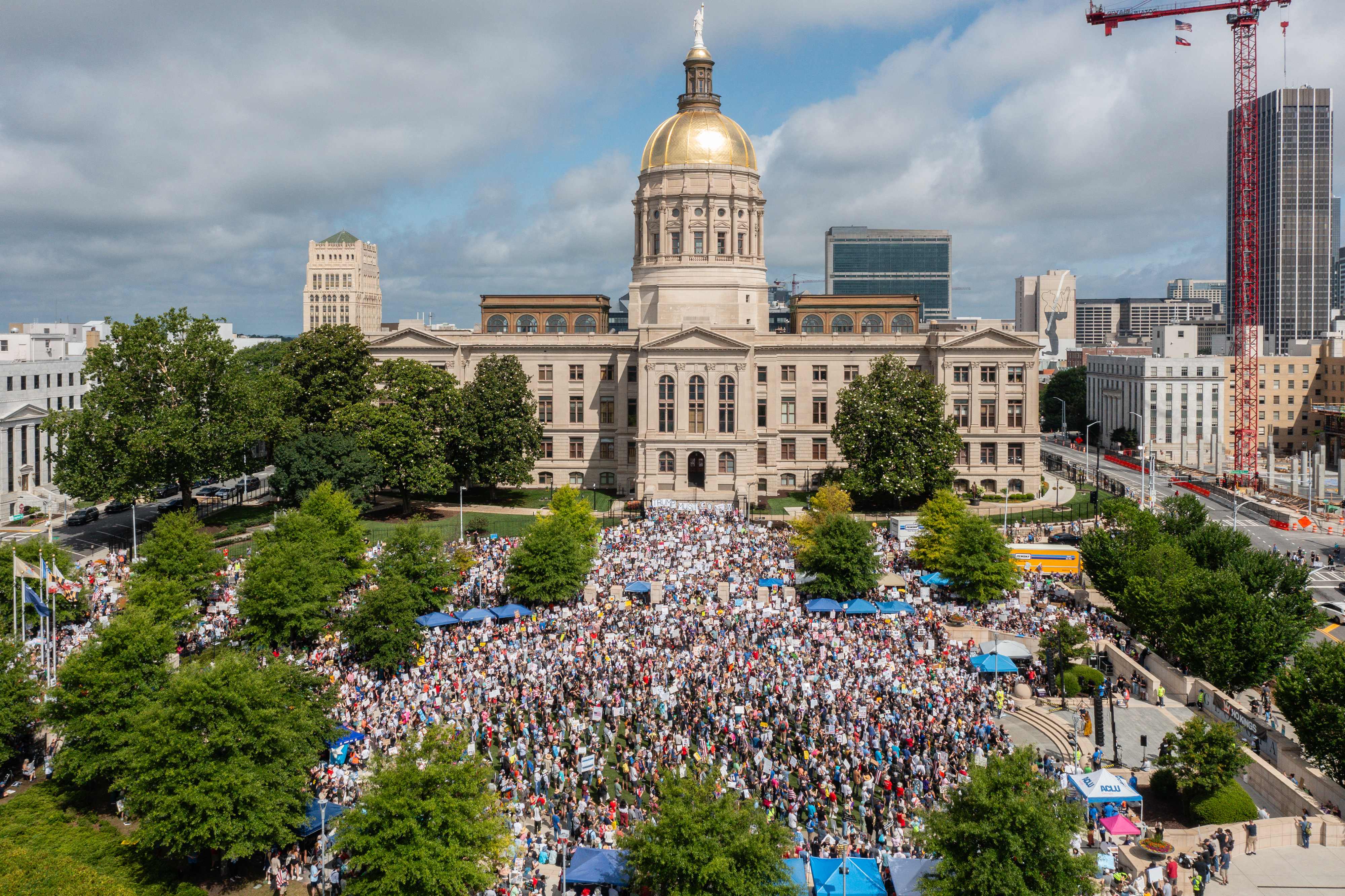 Vista aérea de personas participando en una protesta "Sin Reyes" en la Plaza de la Libertad en Atlanta, Georgia, el 14 de junio de 2025, mientras el presidente estadounidense Donald Trump preside un desfile militar en Washington, D.C. con motivo de su 79.º cumpleaños. (Foto Prensa Libre: AFP)