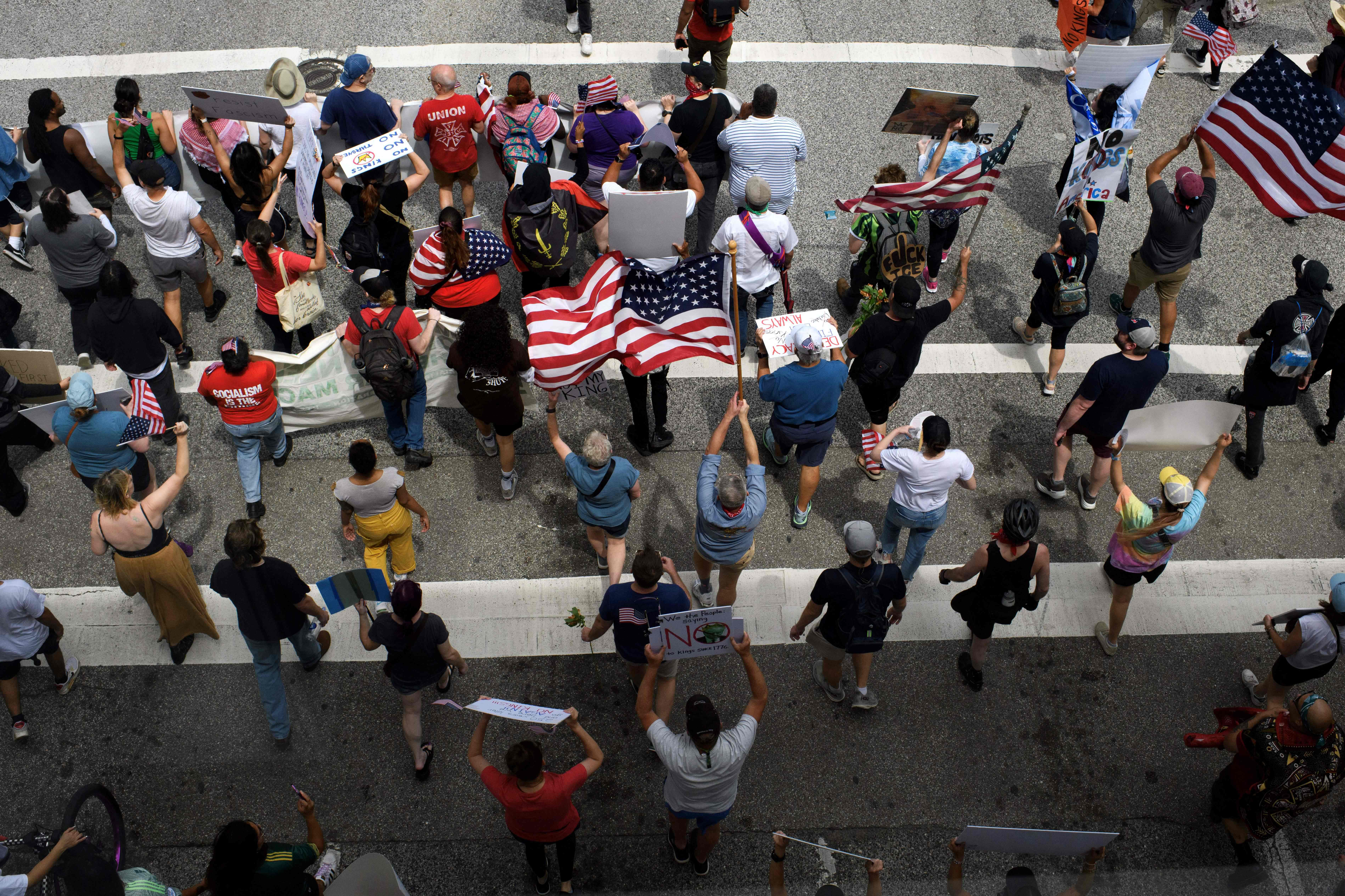 En algunos lugares, manifestantes mostraron mensajes a favor de la democracia y los derechos de los inmigrantes, hasta variedad de expresiones anti-Trump. (Foto Prensa Libre: AFP)