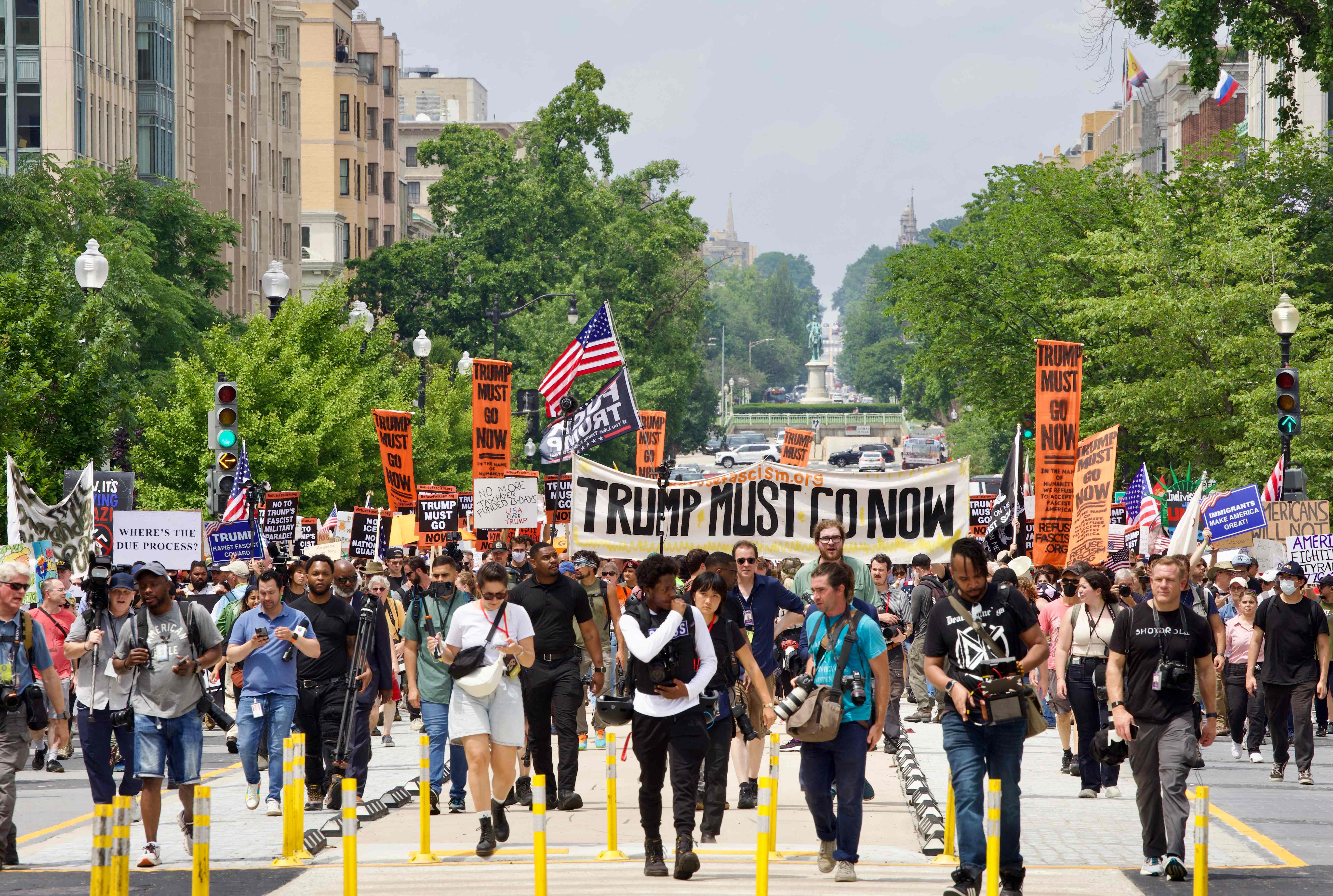 El "No Kings" (No Reyes), es el movimiento que ha tomado calles de los los 50 estados, bajo la idea que Estados Unidos no es un “país de tronos, coronas, ni reyes”. (Foto Prensa Libre: AFP)