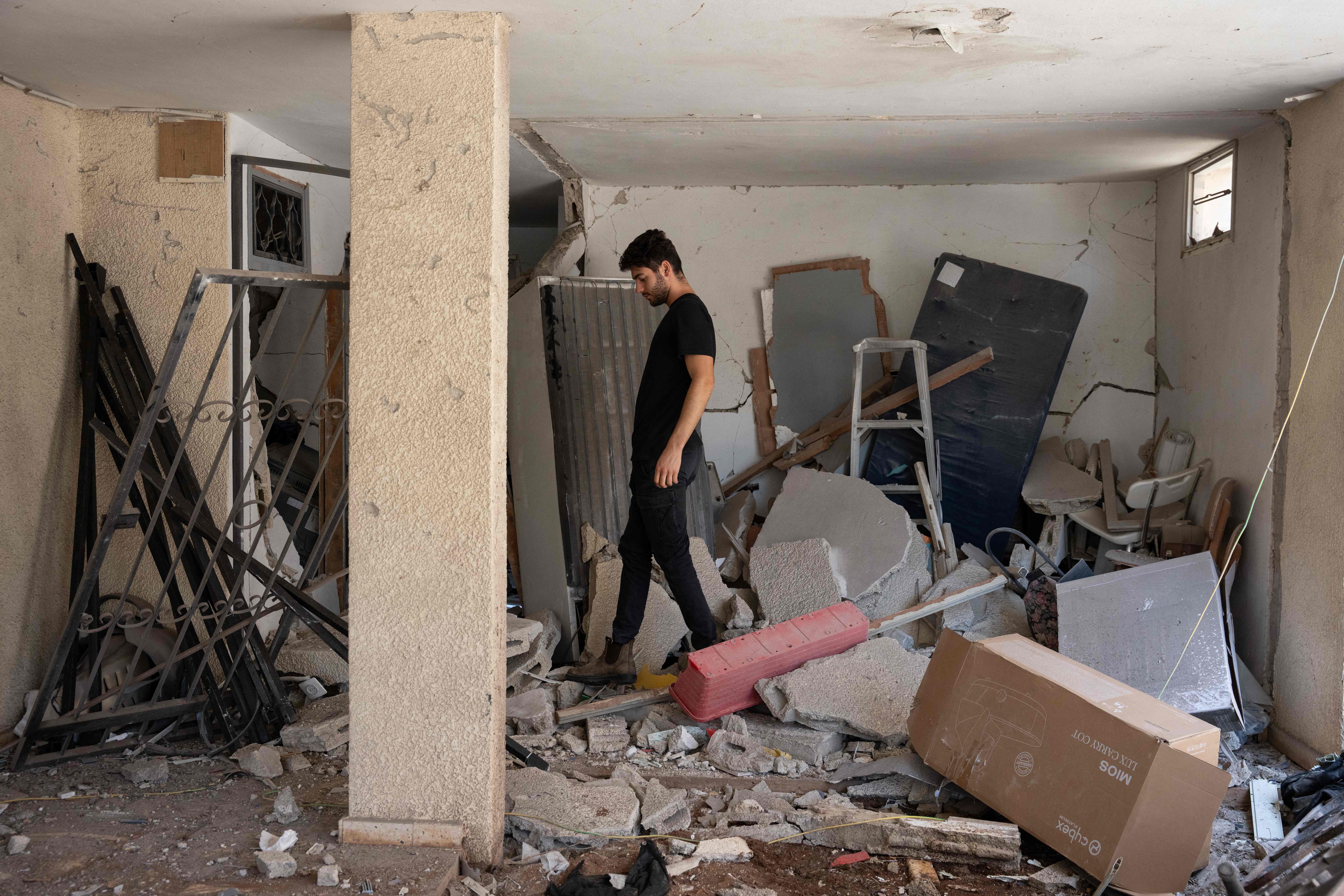 Un hombre camina entre los escombros de un edificio alcanzado por un misil iraní en Haifa Israel. (Foto Prensa Libre: AFP) 