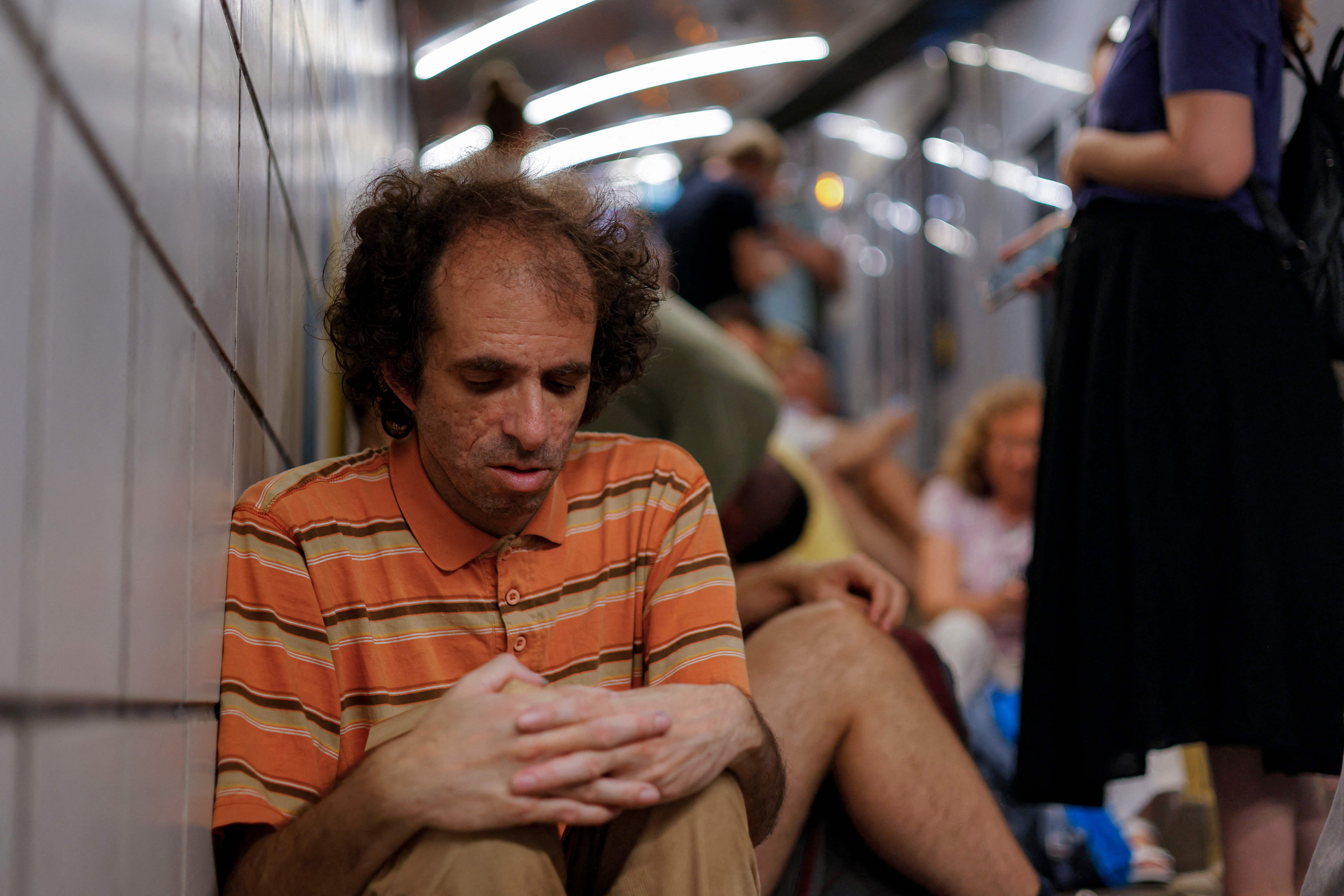 En el rostro de muchas personas se ve la angustia que están viviendo por los ataques entre Irán e Israel. (Foto Prensa Libre: AFP) 
