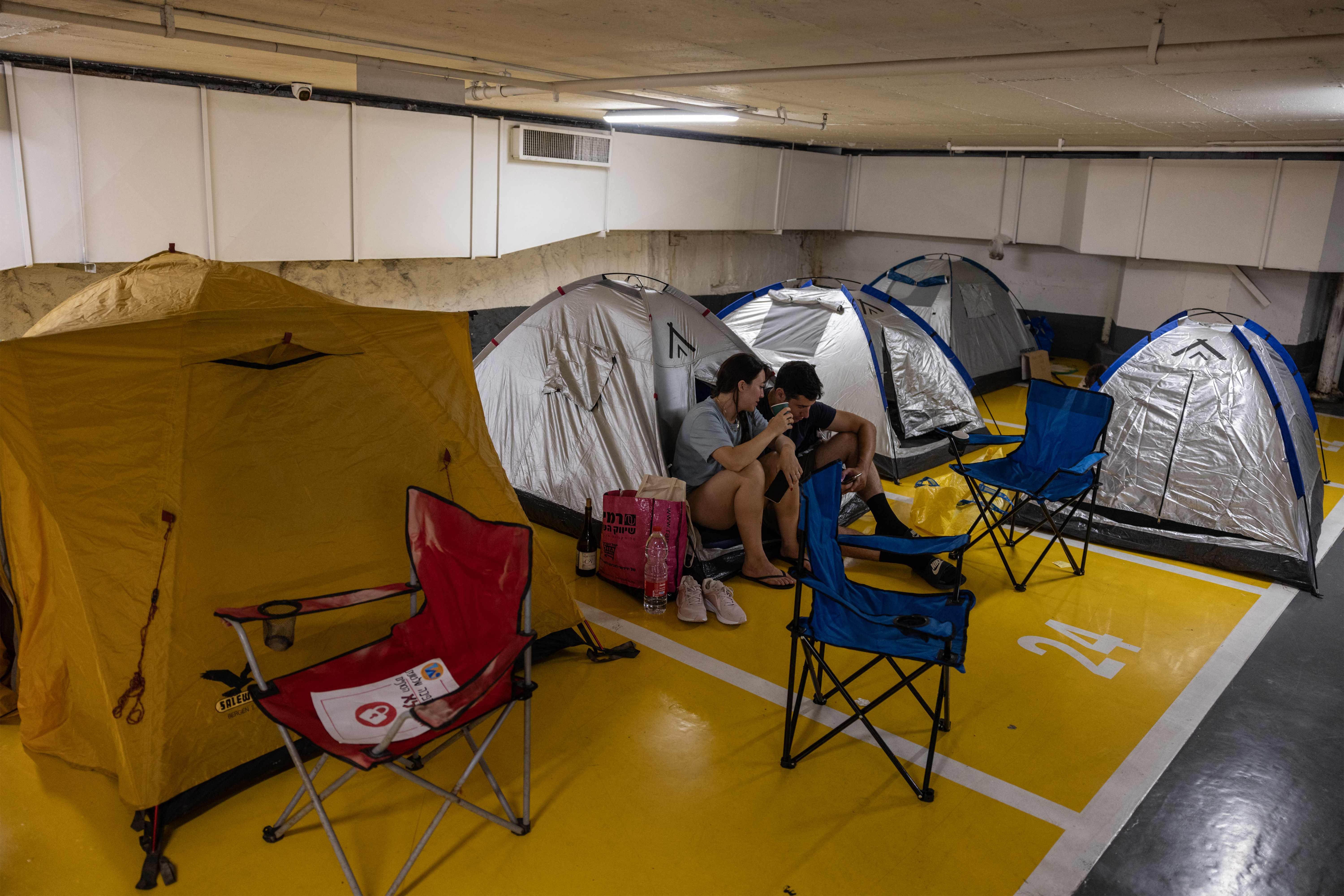Personas de Israel se refugian en bunker de Tel Aviv  como resguardo de los ataques de Irán. (Foto Prensa Libre: AFP)