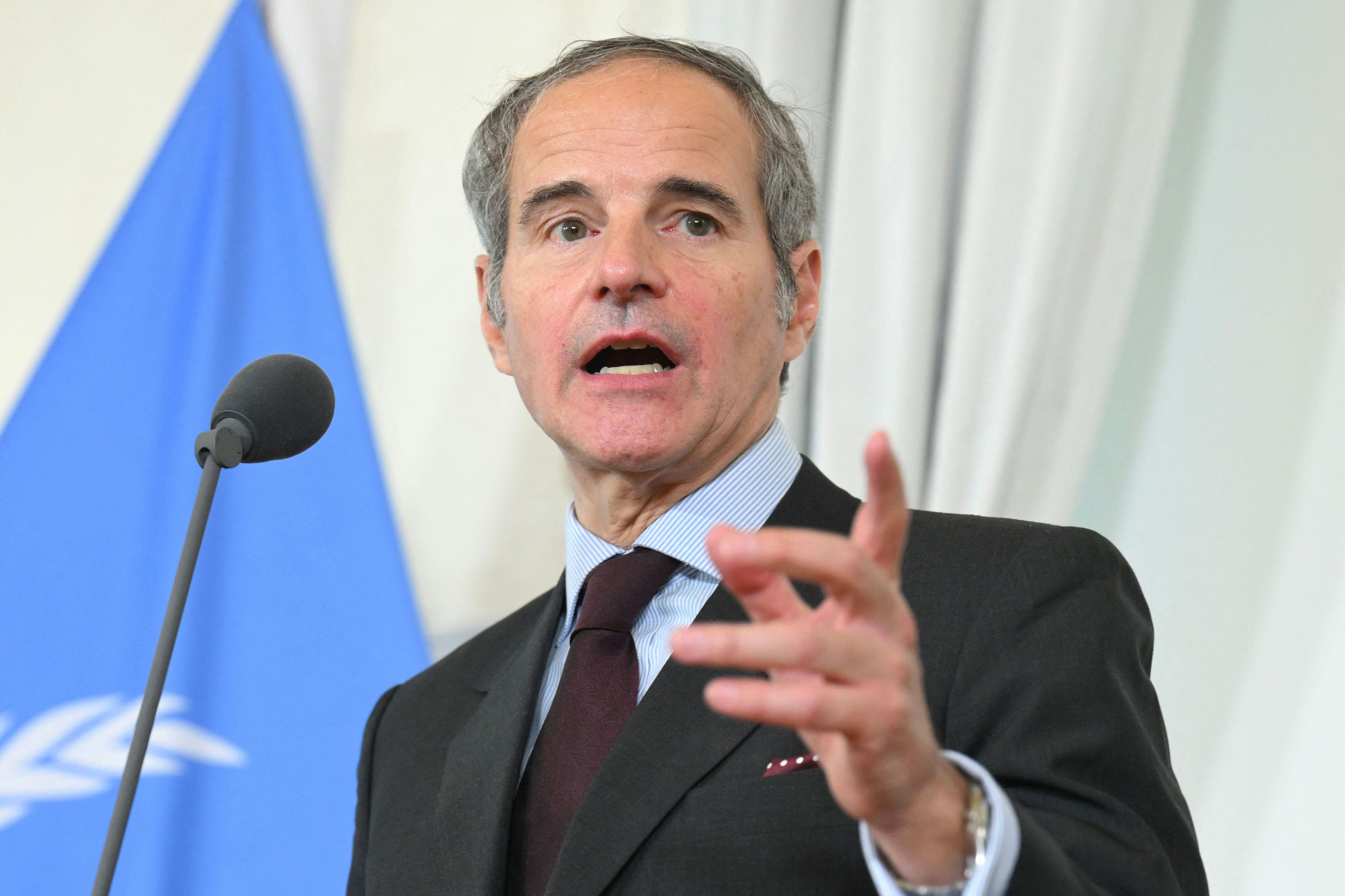 El director general del Organismo Internacional de Energía Atómica (OIEA), Rafael Grossi, hace una declaración a su llegada a una reunión de crisis en la Cancillería de Viena el 25 de junio de 2025. (Foto Prensa Libre: AFP)