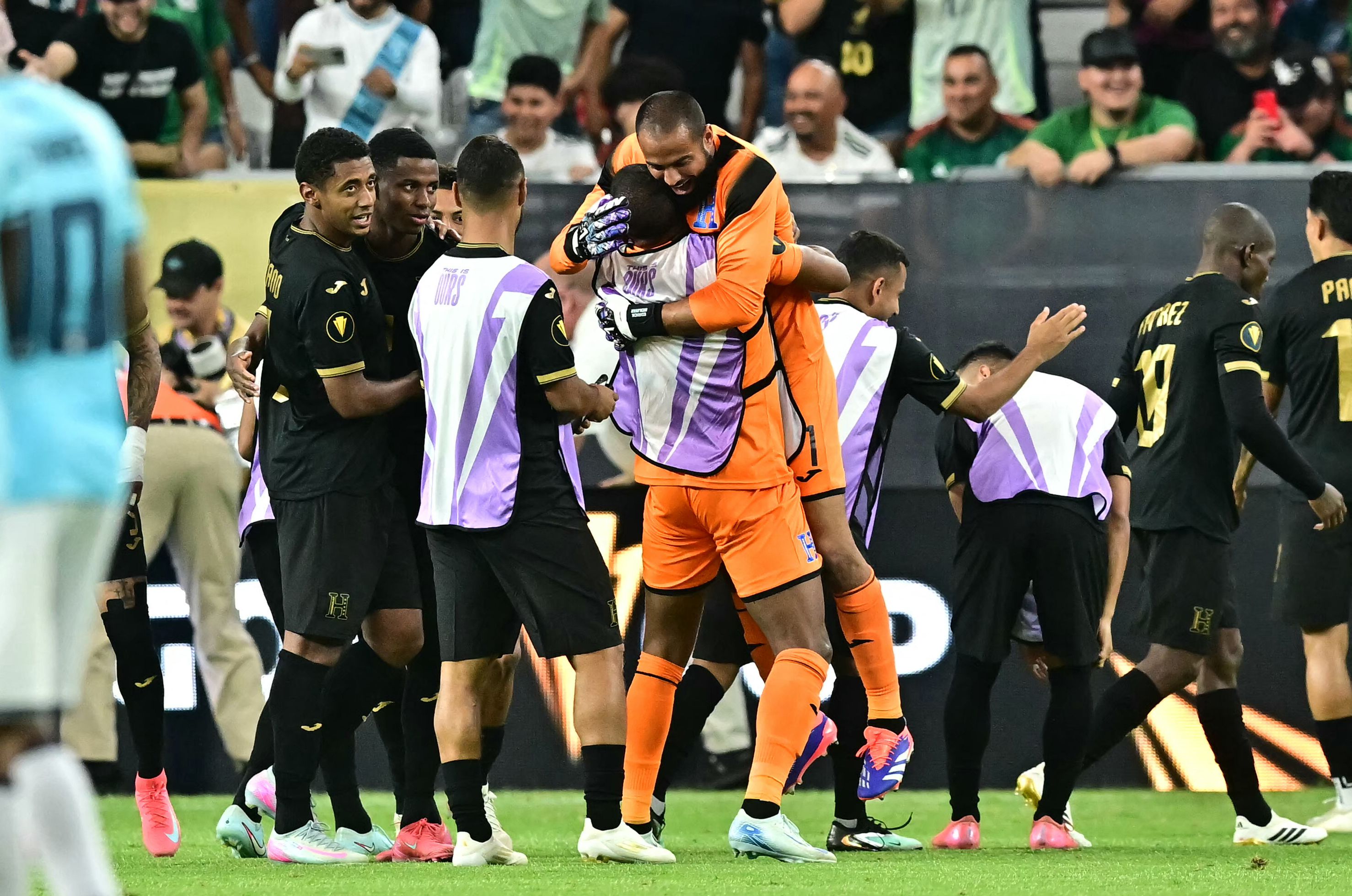 Honduras goalkeeper #01 Edrick Menjívar celebrates with teammates after winning the CONCACAF Gold Cup quartefinal match between Panama and Honduras at State Farm Stadium in Glendale, Arizona on June 28, 2025. (Photo by Frederic J. Brown / AFP)