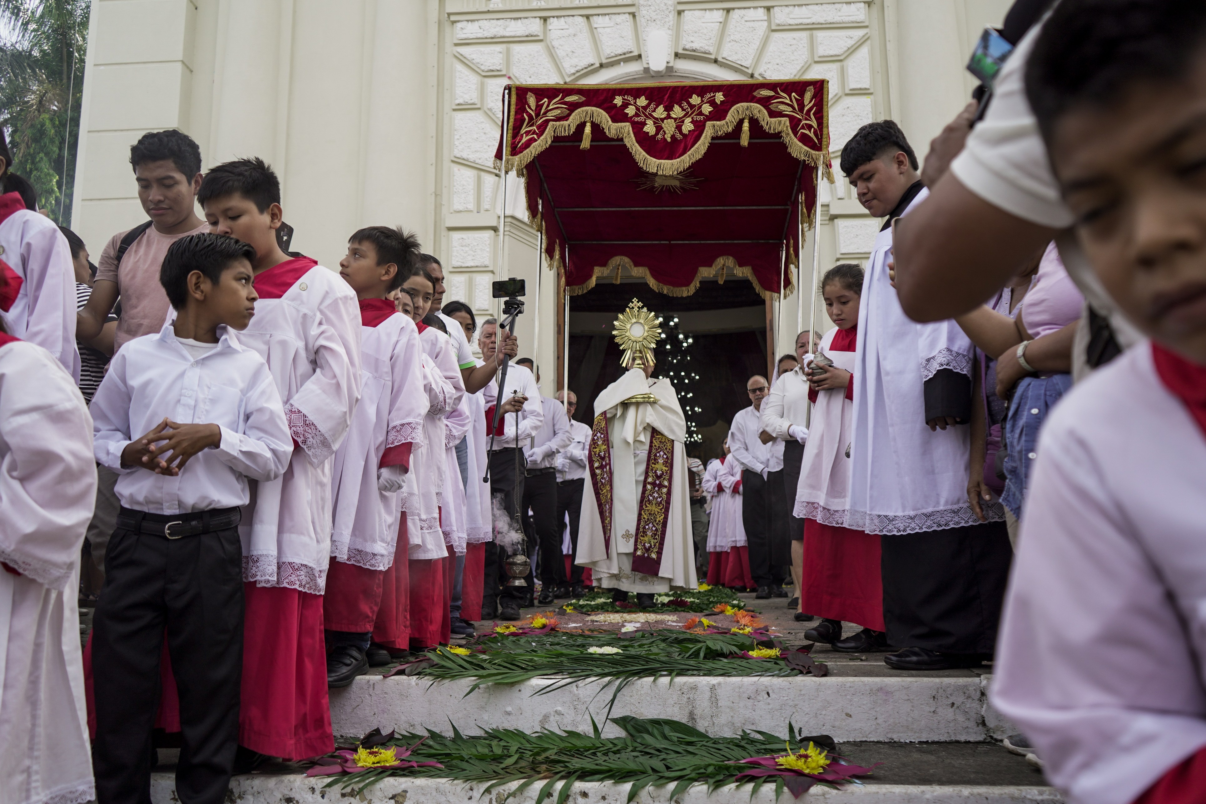 Retaltecos celebran con devoción la festividad del Corpus Christi