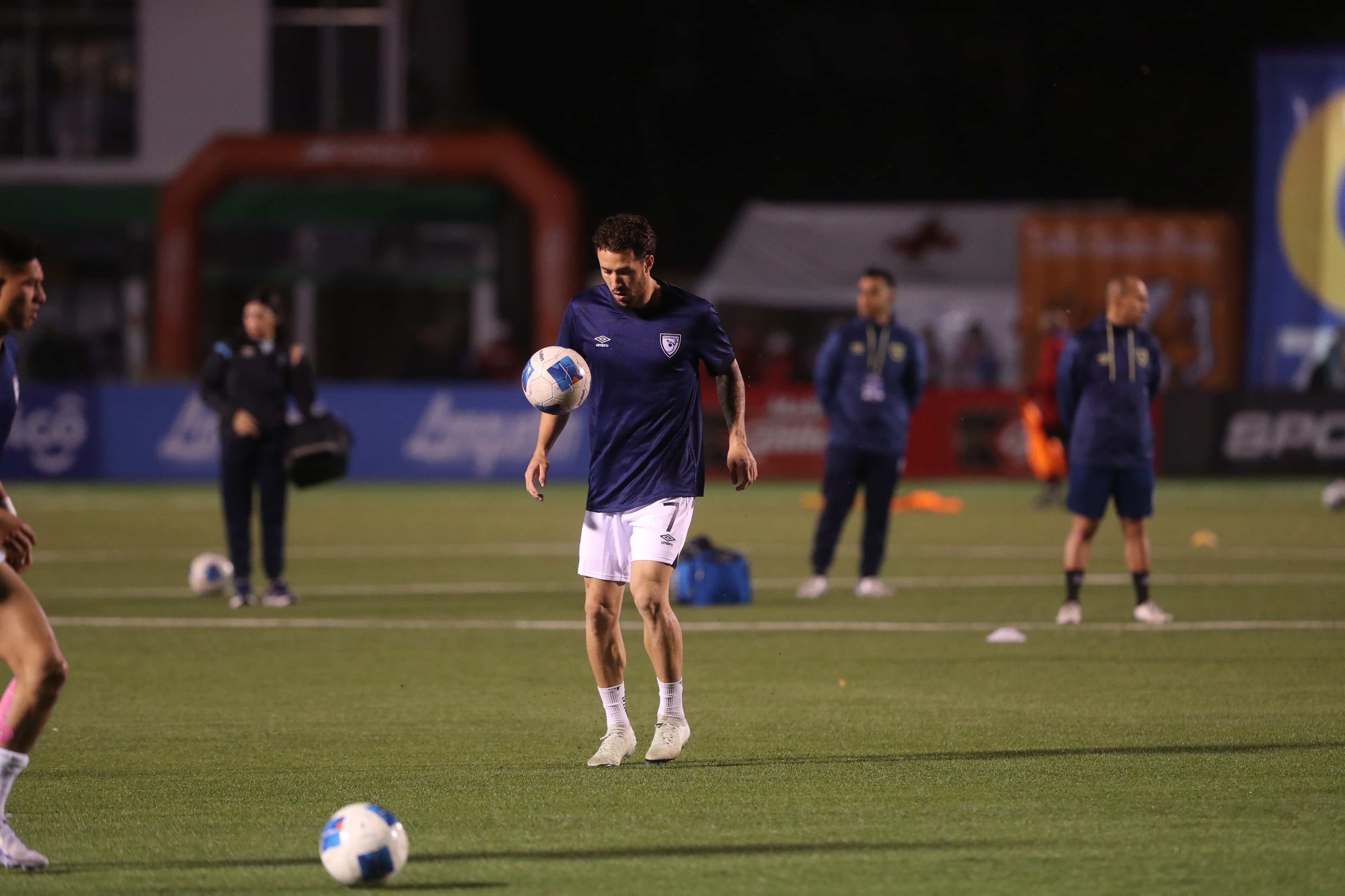 Aarón Herrera de Guatemala en el calentamiento.