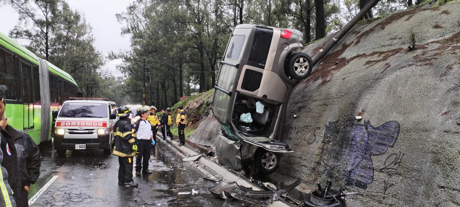 Vehículo con destino al Centro Histórico derriba un poste y queda volcado en el Anillo Periférico
