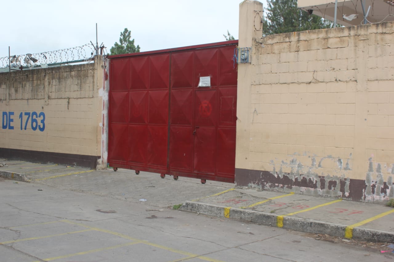 Estudiantes de una escuela de Villa Nueva llevan tres semanas sin clases por huelga de maestros