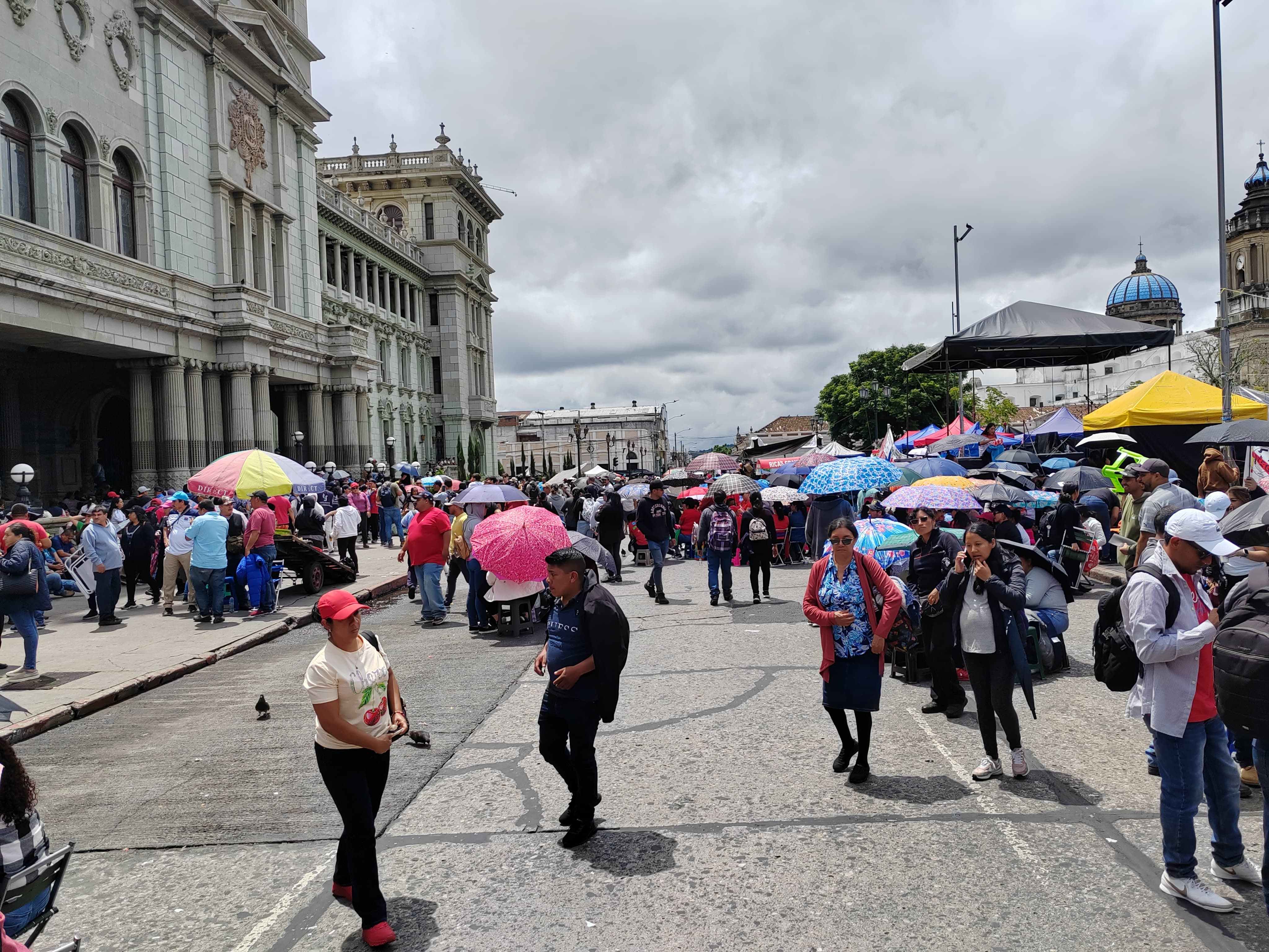 Maestros bloquean el paso vehicular en al menos cinco puntos de la zona ...
