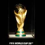 El trofeo de la Copa Mundial de la FIFA, durante la develación del reloj de Mundial presentado en la Ciudad de México. (Foto Prensa Libre: EFE)