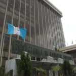 Minfin fachada del edificio central del Ministerio de Finanzas y bandera de Guatemala