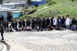 Agentes de la Policía Nacional Civil (PNC) realiza una requisa en el sector 11 del Centro Preventivo para varones de la zona 18. Su finalidad era localizar teléfonos celulares, caletas, drogas y otros objetos. 

La PNC indicó que durante la requisa los reos se opusieron "de forma agresiva" a los agentes, lanzando piedras y palos.

En el lugar encontraron ropa, zapatos, piscinas, televisores, consolas de videojuegos, equipos de sonido, refrigeradoras, clósets, entre otros. 

Fotografía Prensa Libre: María Reneé Barrientos Gaytan. 03-06-2025.