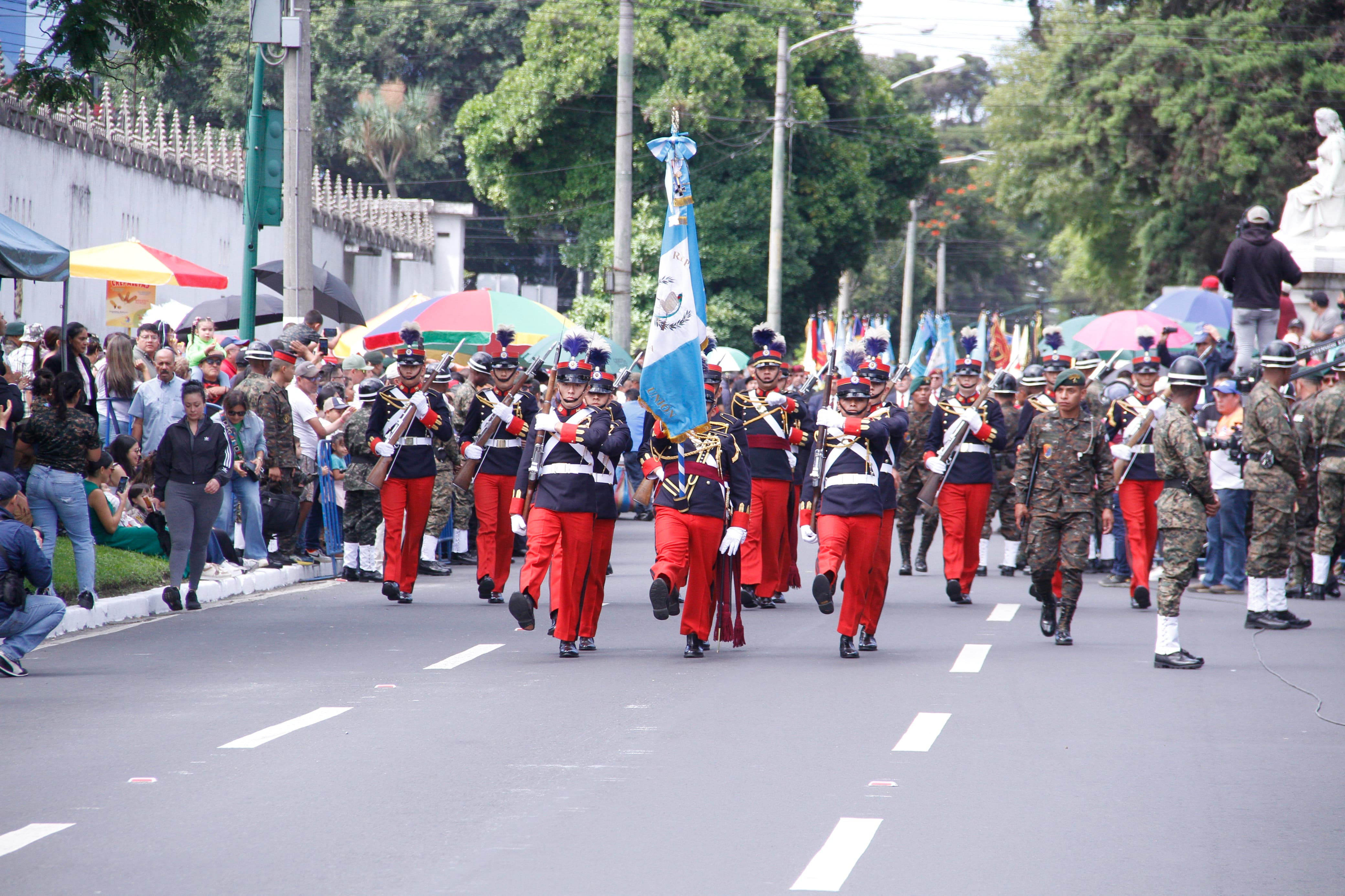 Los cadetes de la Escuela Politécnica llegan a la Guardia de Honor al cierre del desfile militar, en señal de respeto y solemnidad hacia los símbolos patrios. (Foto Prensa Libre: Byron Rivera Baiza)