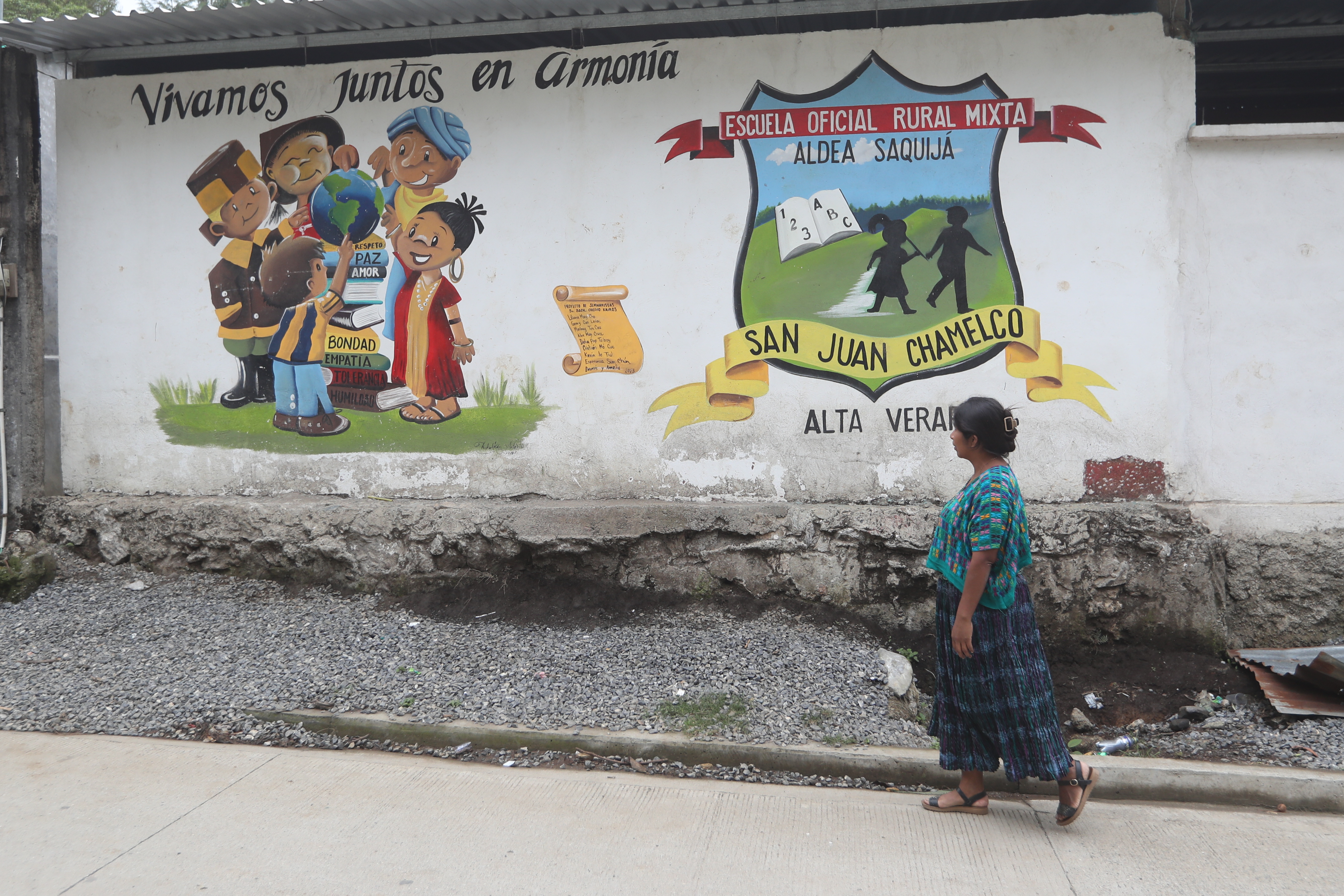 Escuela Oficial Rural Mixta de aldea Saquija San Juan Chamelco municipio de Alta Verapaz es una de las escuelas que si estn dando clases normales aunque les dicen a los maestros que tienen que integrarse a la protesta en el plaza de la constitucin de la ciudad de Guatemala.

Prensa Libre: Erick Avila 15/06/2025