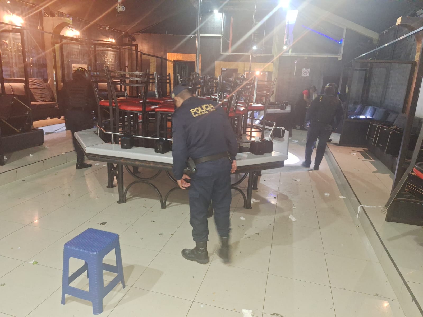 Bares funcionan a puerta cerrada: realizan operativos en centros nocturnos de Quetzaltenango
