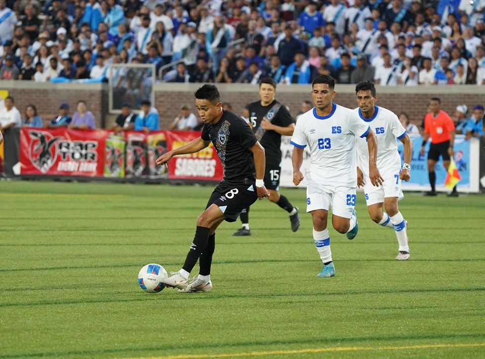 Óscar Santis in the last duel of the Guatemala selection against El Salvador. (Free Press Photo: Fedefut)