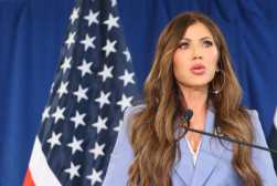 AME8143. CIUDAD DE PANAMÁ (PANAMÁ), 24/06/2025.- La secretaria de Seguridad Nacional de Estados Unidos, Kristi Noem, habla en una reunión este martes, en Ciudad de Panamá (Panamá). Panamá y Estados Unidos destacaron los resultados de la cooperación bilateral en materia de migración irregular y su disposición a mantenerla, durante una visita a la capital panameña de Kristi Noem. EFE/ Gabriel Rodríguez