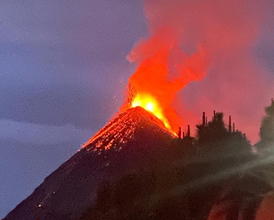 Volcán de Fuego incrementa actividad: reportan aumento de flujo de lava y explosiones