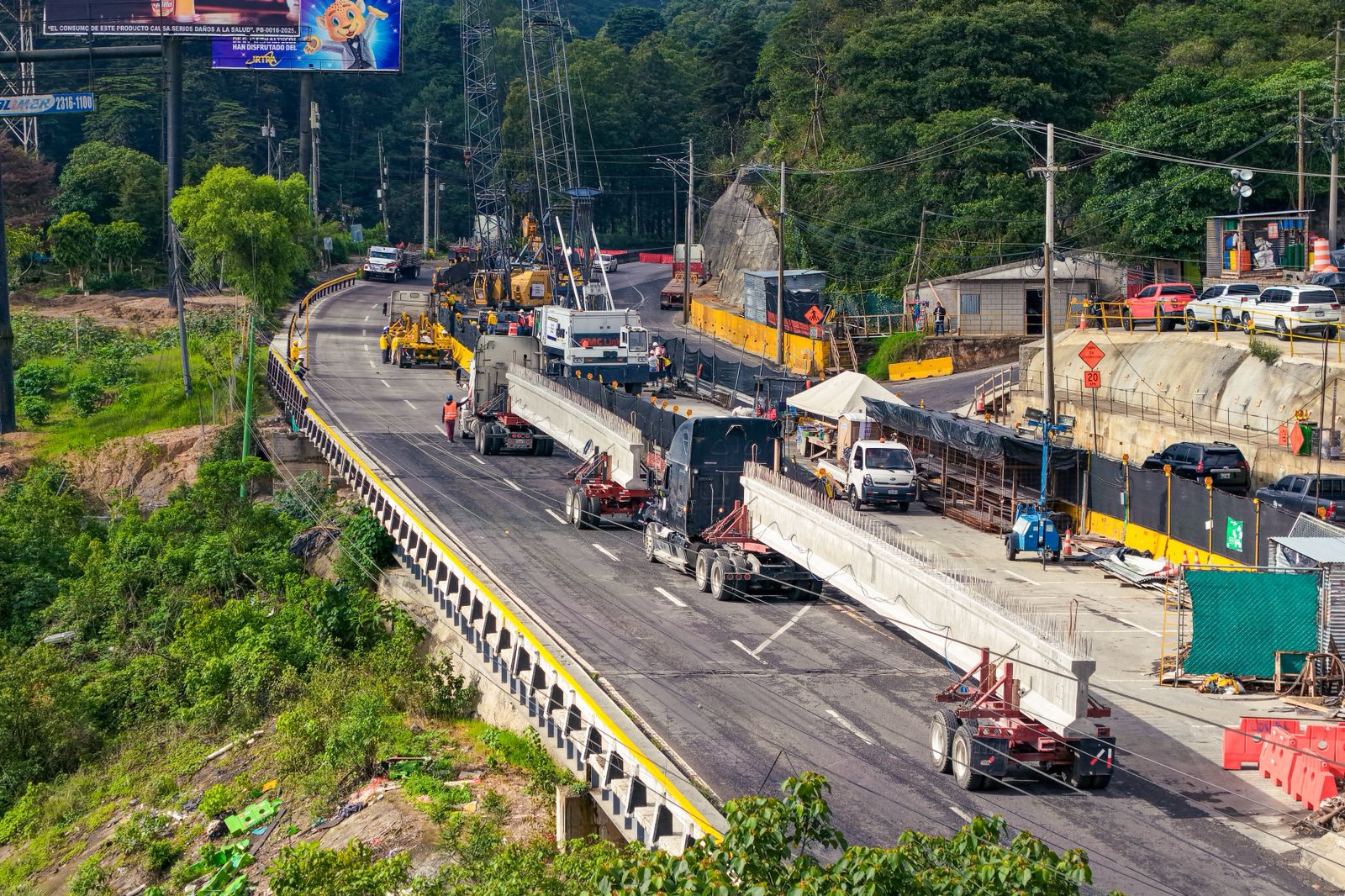 Instalan vigas del segundo puente en ruta a El Salvador y habilitan el paso tras varias horas de cierre