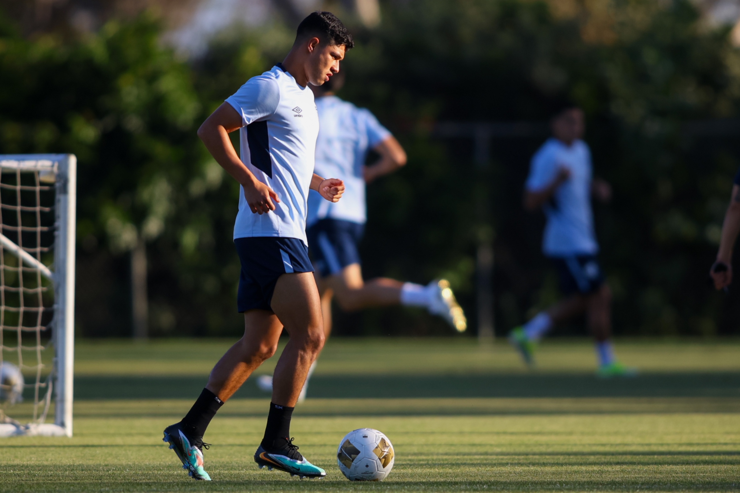 El juvenil, Jonathan Franco, se ha ganado el puesto en el medio campo de Luis Fernando Tena.'