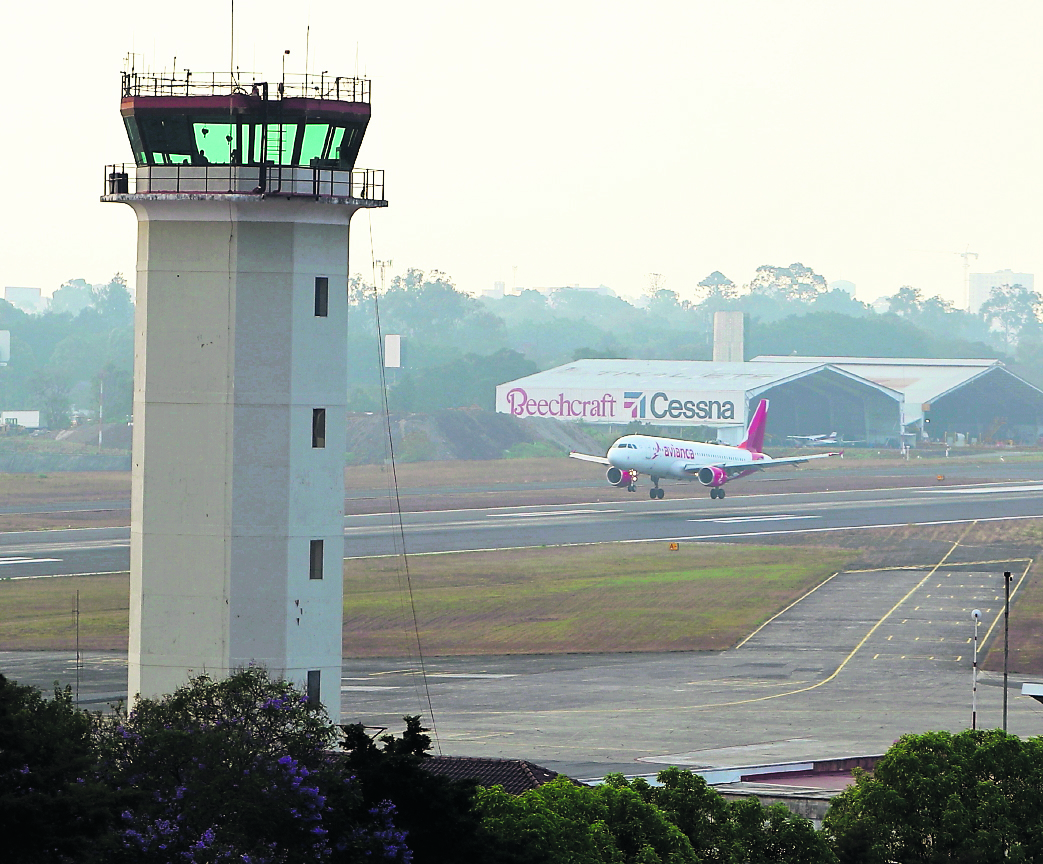 TORRE DE CONTROLA, AILA. Fotografías de la Torre de Control del Aeropuerto Internacional La Aurora.Juan Diego González.  280325