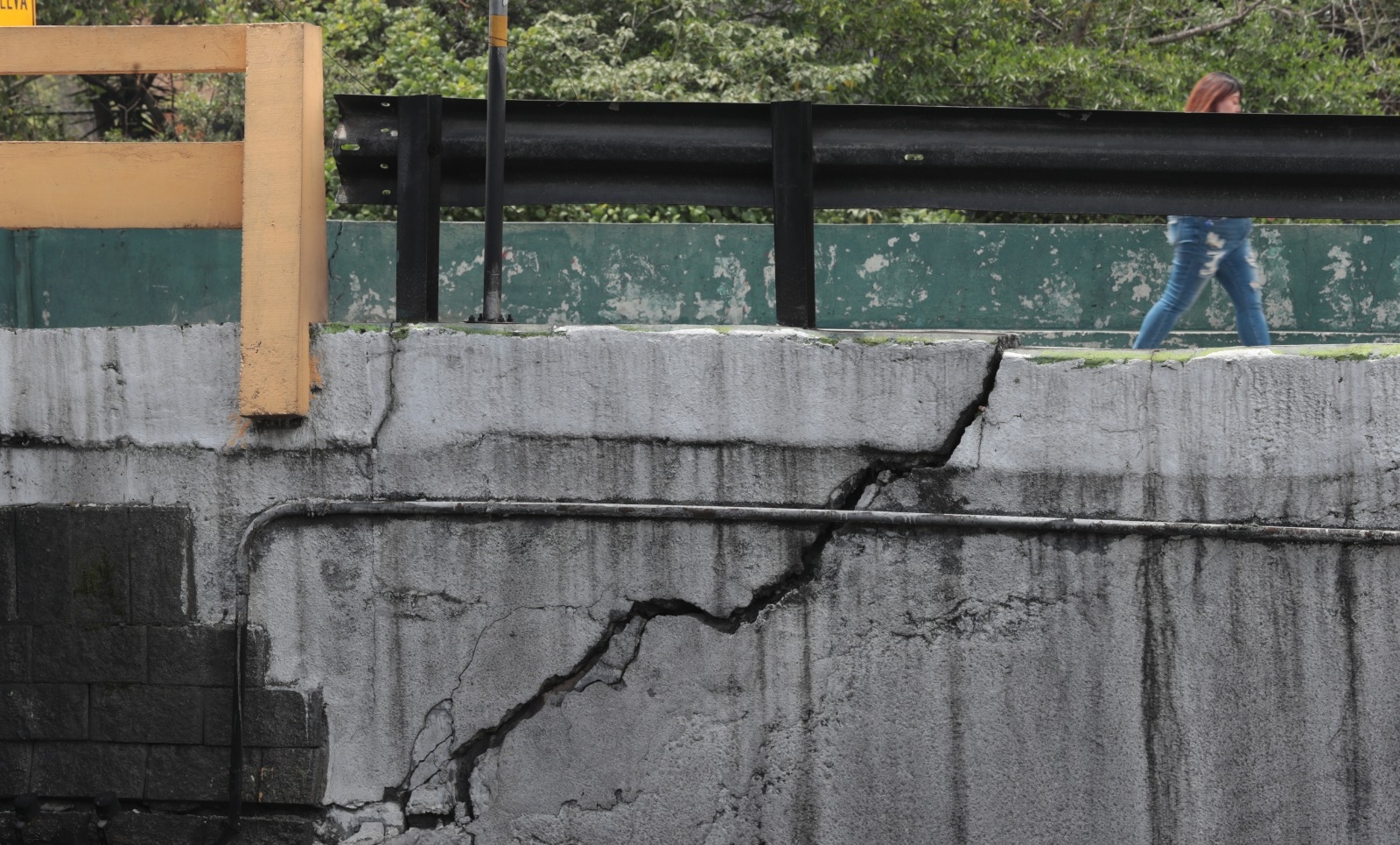 Grietas en el paso a desnivel de Lomas del Norte alertan riesgo de colapso