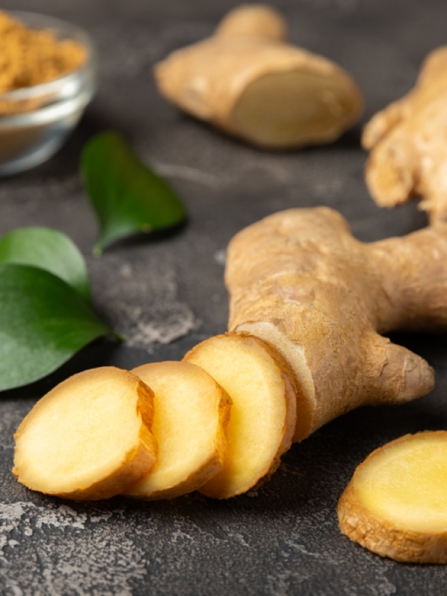 Jengibre fresco sobre fondo de madera. Jengibre seco. ​ ​jengibre en rodajas con miel y limón. Raíz de jengibre. Medicina alternativa tradicional, té curativo para la inmunidad. Condimento y concepto de especias. Copiar espacio.