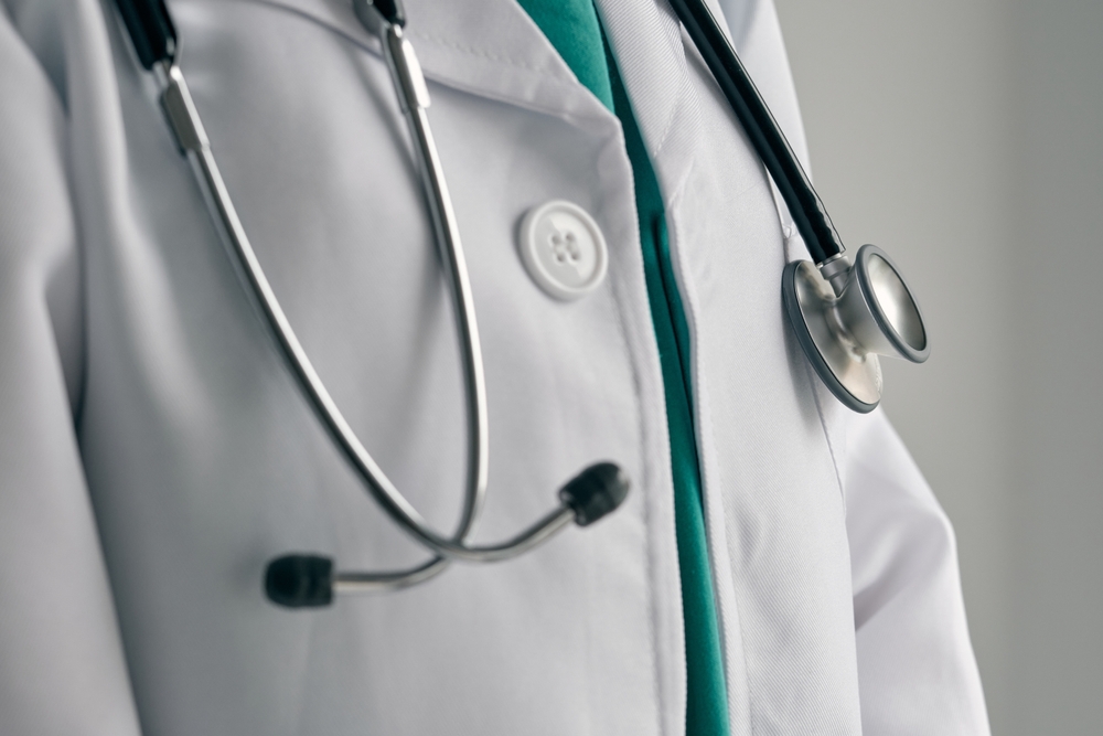 Sorprenden a médicos ingiriendo bebidas alcohólicas en el Hospital Departamental de Sololá, y les rescinden el contrato