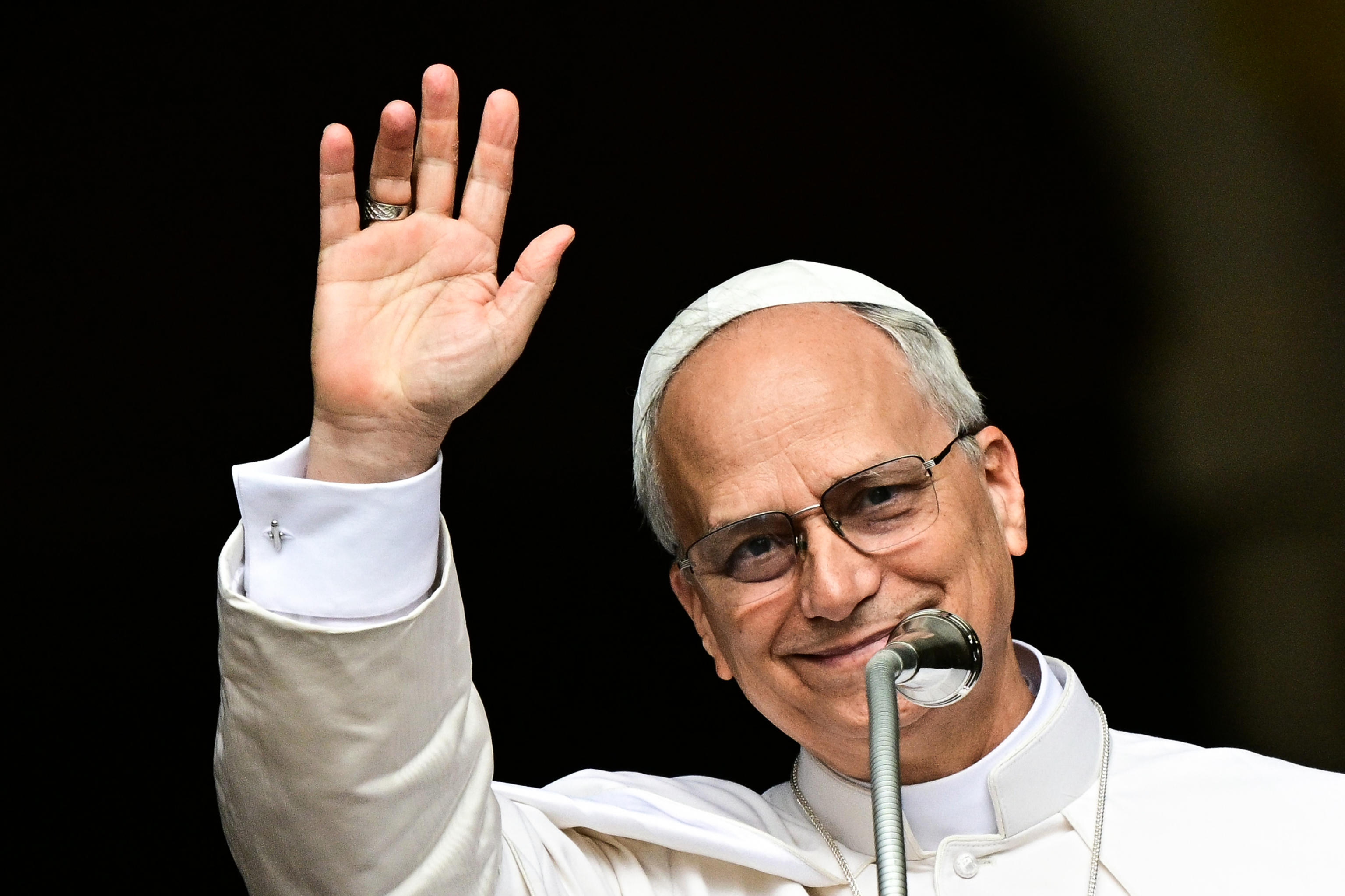 El papa León XIV saluda este domingo desde Castel Gandolfo. (Foto prensa Libre: EFE)