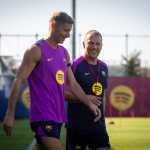 GRAFCAT538. BARCELONA, 14/07/2025.- El jugador del FC Barcelona Robert Lewandowski y el entrenador, Hansi Flick, durante la primera sesión de entrenamientos de la pretemporada, que el club azulgrana realizado este lunes. EFE/Marc Graupera/FC Barcelona ***SÓLO USO EDITORIAL/SOLO USO PERMITIDO PARA ILUSTRAR LA NOTICIA QUE APARECE EN EL PIE DE FOTO*** (CRÉDITO OBLIGATORIO)