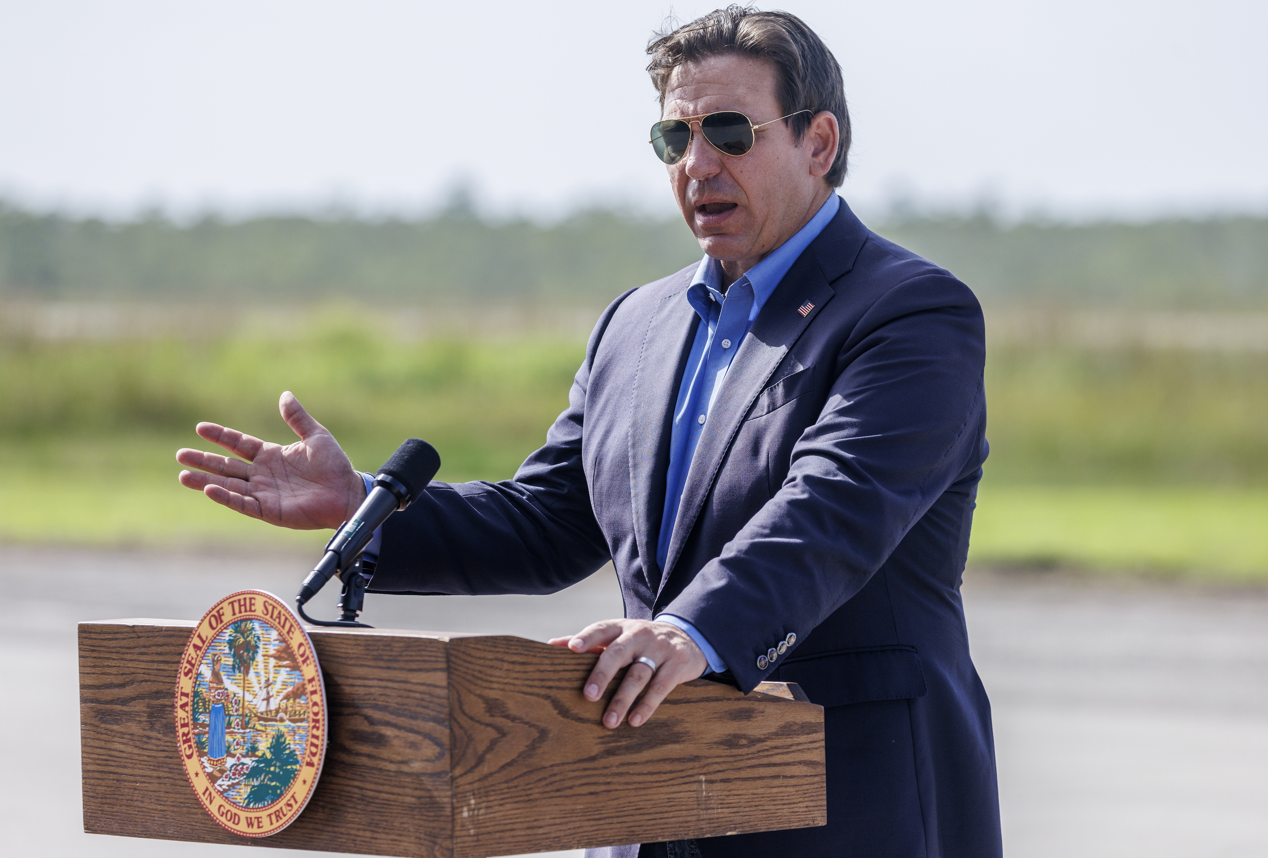 El gobernador de Florida, el republicano Ron DeSantis anuncia que la nueva prisión para indocumentados es una cárcel abandonada que tendrá capacidad para albergar a más de 1,300 migrantes.  (Foto Prensa Libre: EFE/EPA/CRISTOBAL HERRERA-ULASHKEVICH). 