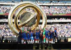 EAST RUTHERFORD, NEW JERSEY - JULY 13: Reece James #24 of Chelsea FC lifts the FIFA Club World Cup trophy after their team's victory following the FIFA Club World Cup 2025 Final match between Chelsea FC and Paris Saint-Germain at MetLife Stadium on July 13, 2025 in East Rutherford, New Jersey.   Dan Mullan/Getty Images/AFP (Photo by Dan Mullan / GETTY IMAGES NORTH AMERICA / Getty Images via AFP)