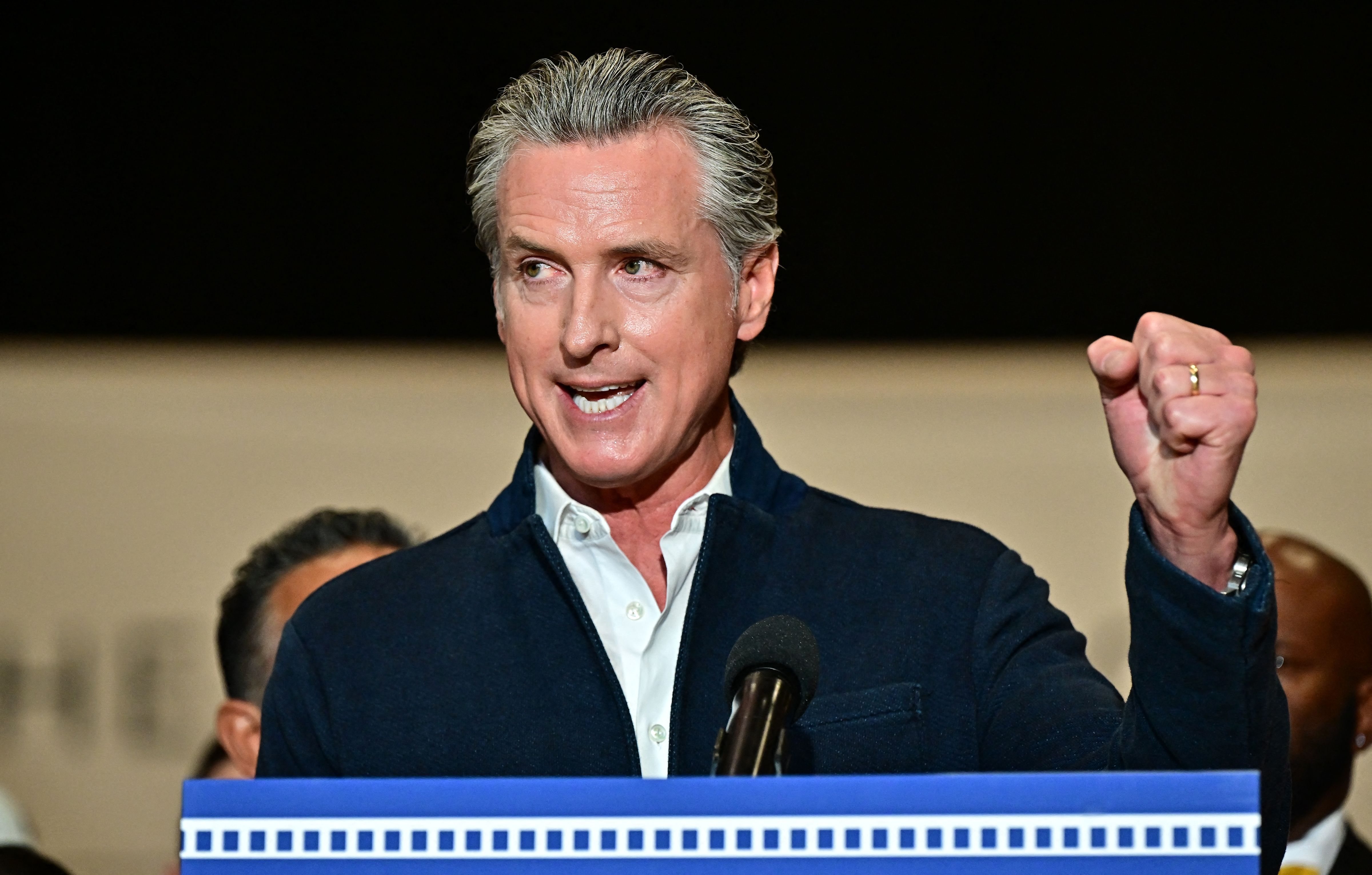 Gavin Newsom destacó en X el error tipográfico que aparece debajo de la firma del presidente Donald Trump en un acuerdo sobre inteligencia artificial.